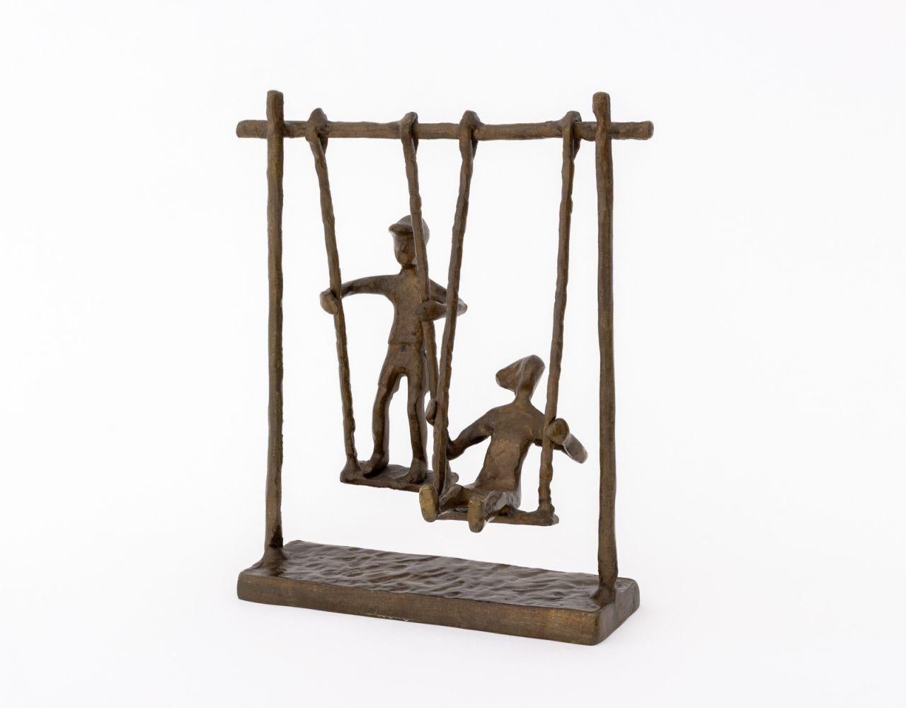 Escultura contemporánea de bronce de niños en edad escolar columpiándose, sin firmar.

8