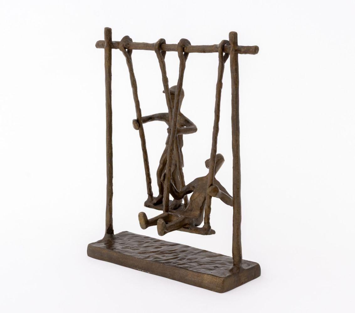 Escultura de Bronce Contemporánea Niños Columpiándose Brutalista en venta