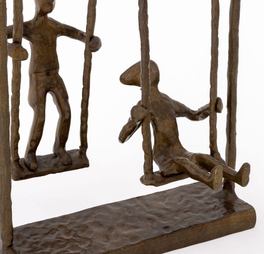 Escultura de Bronce Contemporánea Niños Columpiándose en venta 1