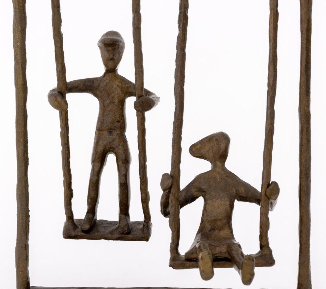 Escultura de Bronce Contemporánea Niños Columpiándose en venta 2
