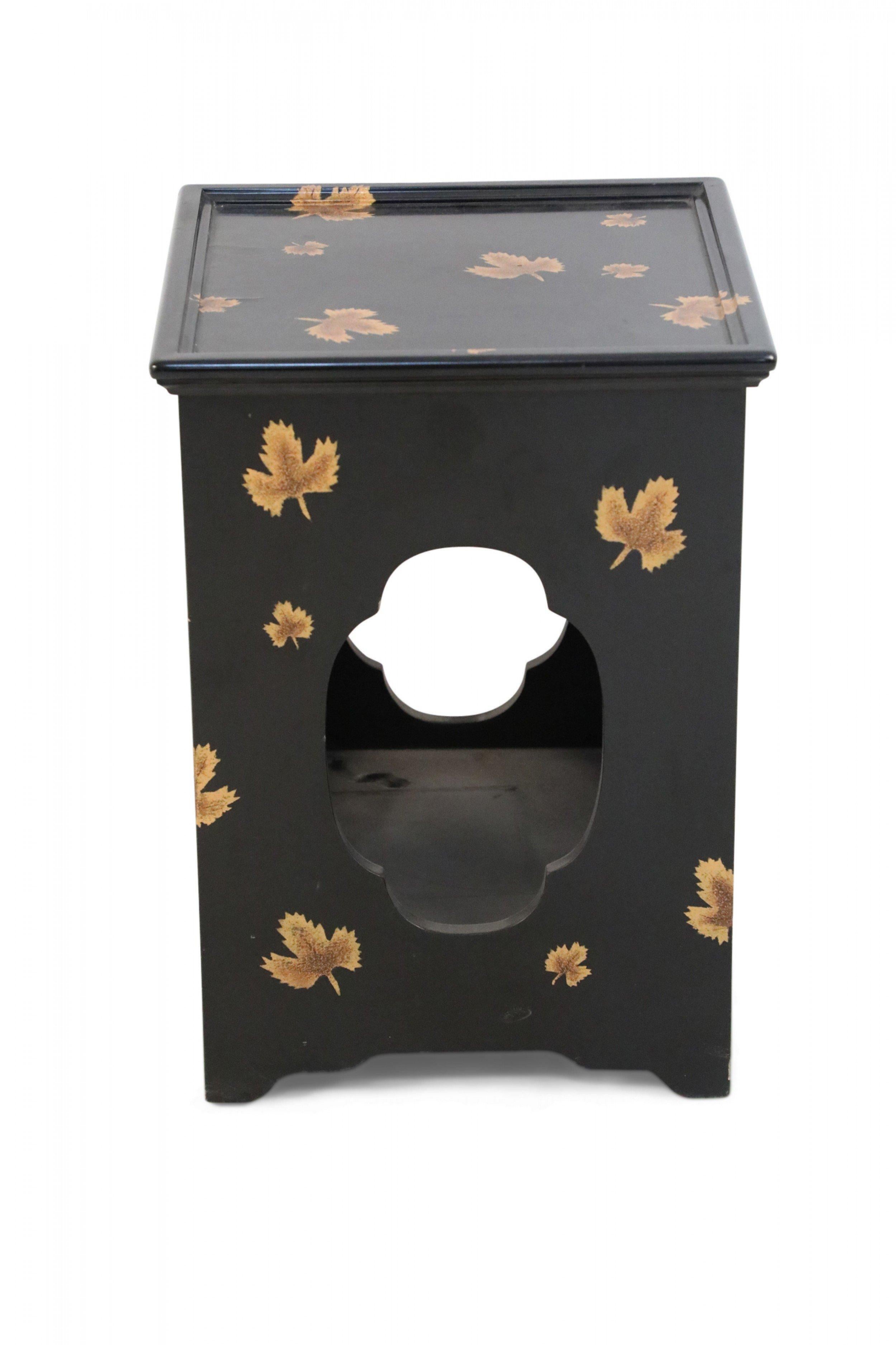 Laqué Tables d'appoint carrées chinoises contemporaines à motifs noirs et feuilles en vente