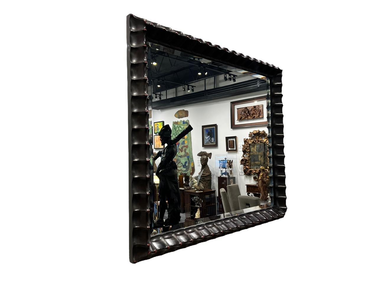 Miroir contemporain chinois à cadre en bois sculpté et laqué riche par Holly Hunt en vente 1