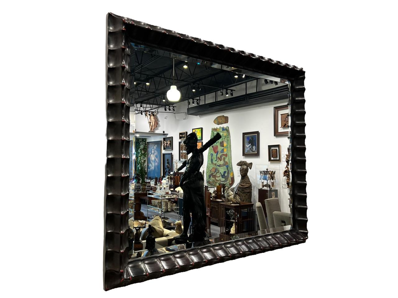 Miroir contemporain chinois à cadre en bois sculpté et laqué riche par Holly Hunt en vente 2
