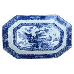 Assiette contemporaine à coins coupés de Chinoiserie avec motif d'oiseaux