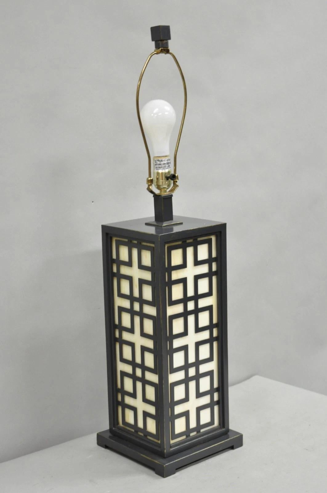 Lámpara de Sobremesa Contemporánea Chinoiserie Vidrieras Metal Cepillado Diseño Calado en venta 7