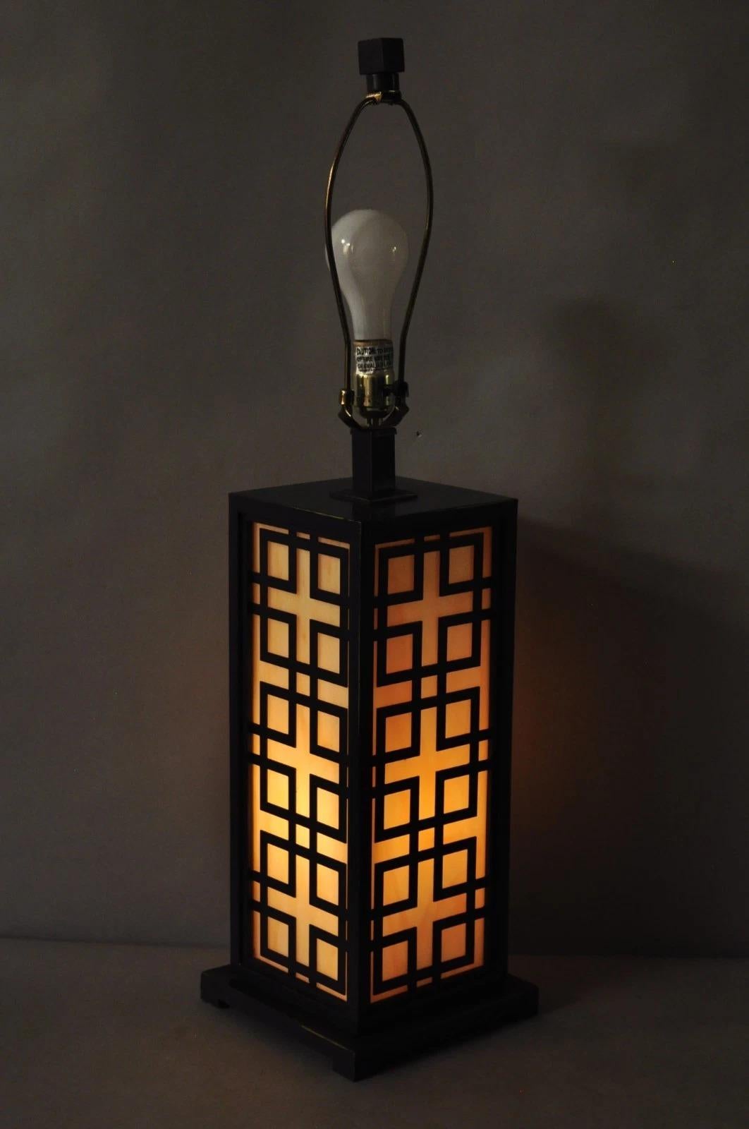Lámpara de Sobremesa Contemporánea Chinoiserie Vidrieras Metal Cepillado Diseño Calado Desconocido en venta