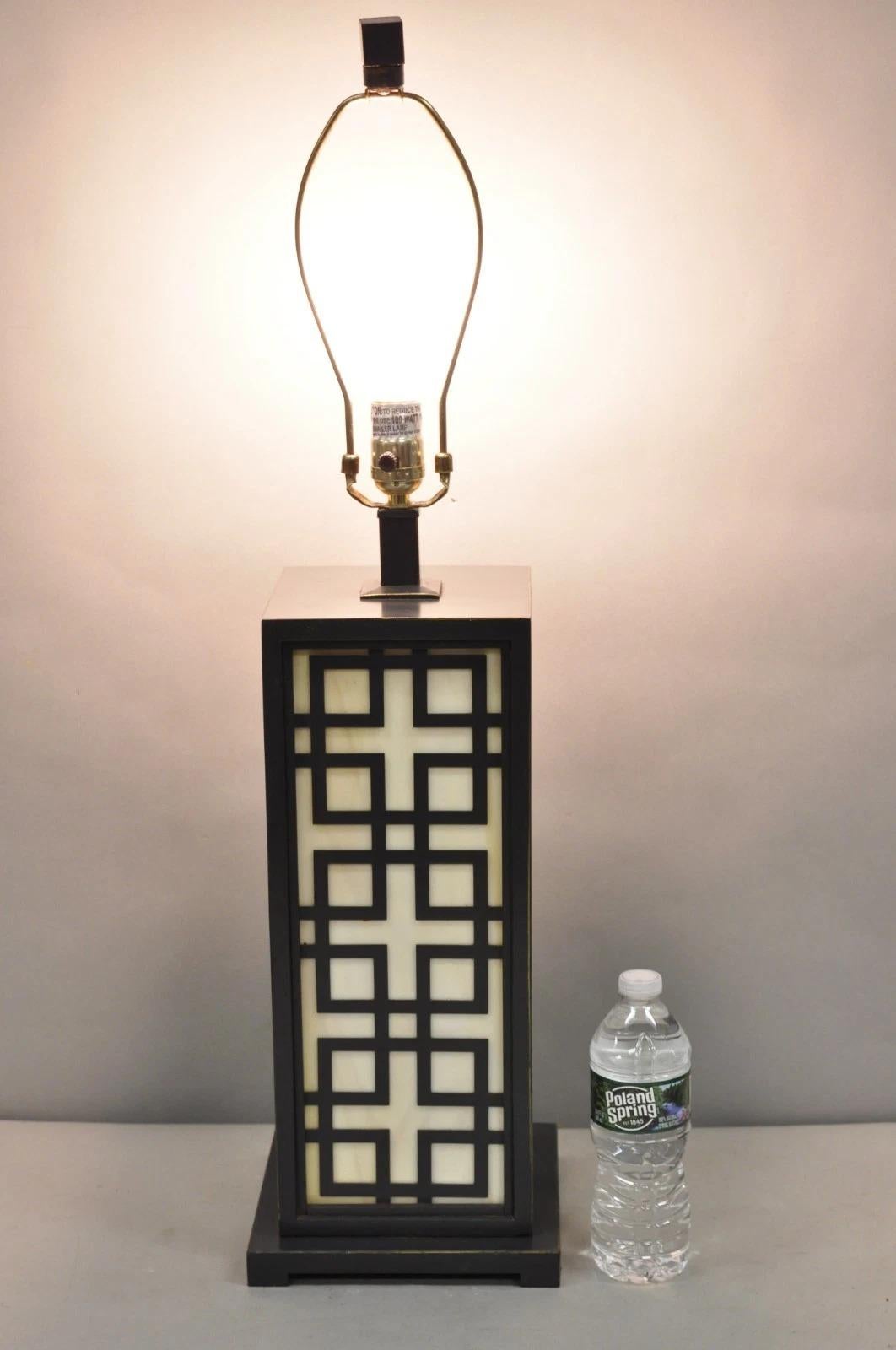 Lámpara de Sobremesa Contemporánea Chinoiserie Vidrieras Metal Cepillado Diseño Calado en Bueno estado para la venta en Philadelphia, PA