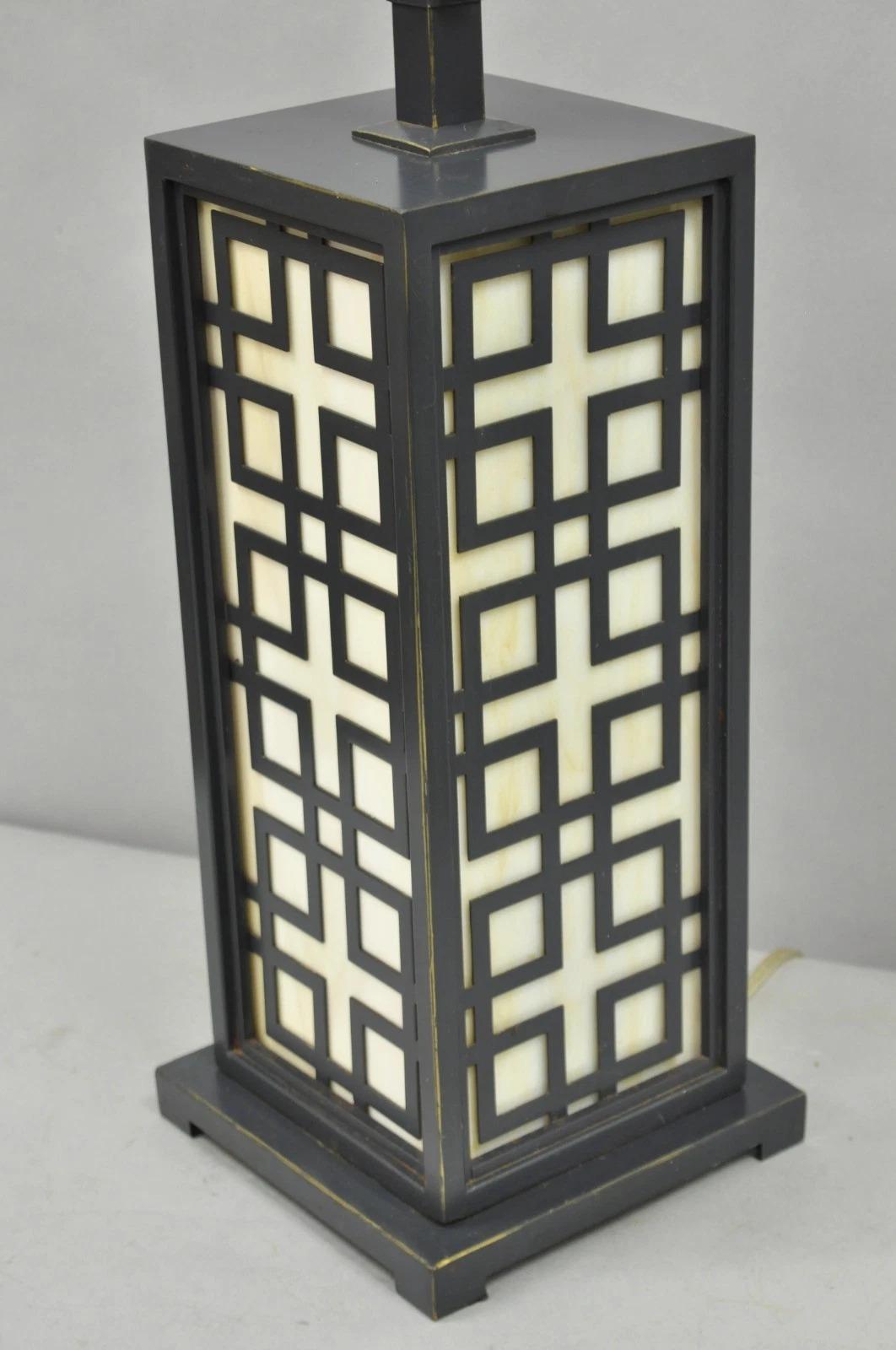 Lámpara de Sobremesa Contemporánea Chinoiserie Vidrieras Metal Cepillado Diseño Calado siglo XX en venta