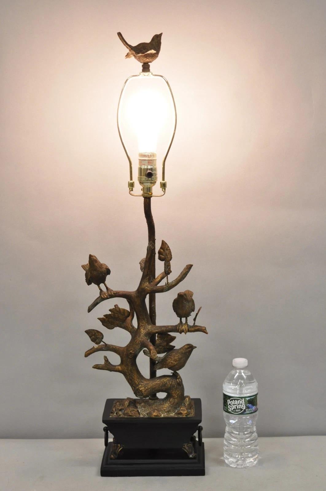 Lámpara de Sobremesa Contemporánea de Estilo Chinoiserie en Metal Acabado Bronce Pájaros en Rama de Estilo Giacometti. Finales del siglo XX. Medidas: 31,5