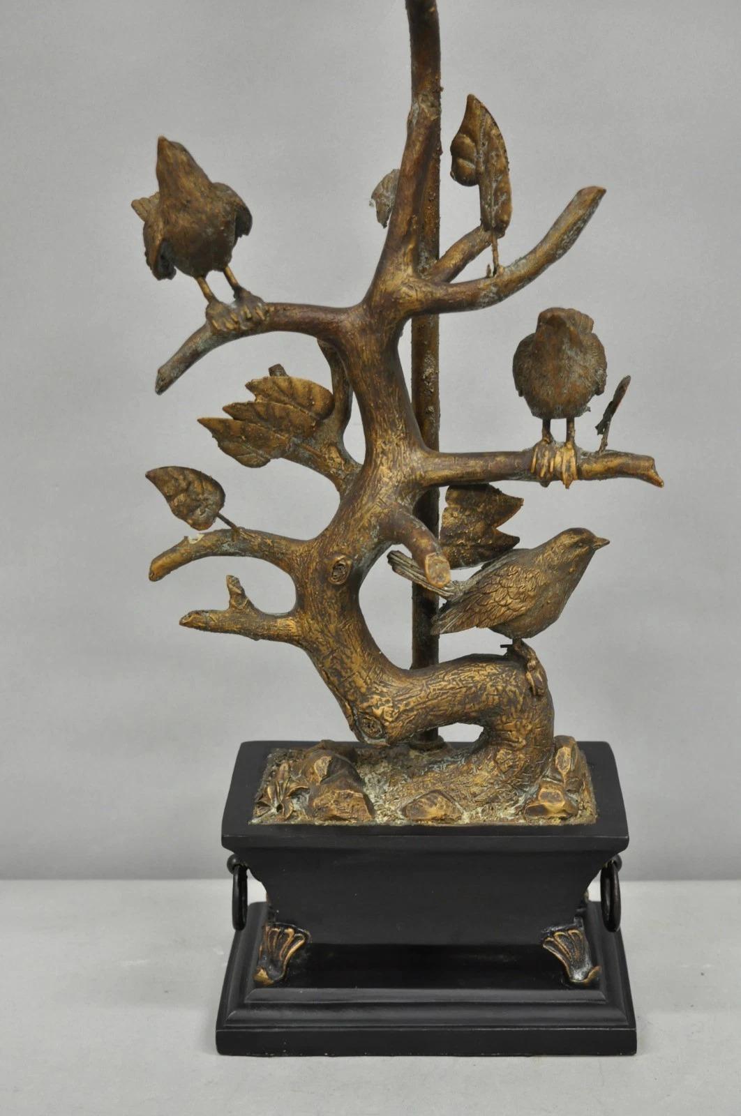 Lámpara de Sobremesa Contemporánea Estilo Chinoiserie Acabado Bronce Metal Pájaros en Rama en Bueno estado para la venta en Philadelphia, PA