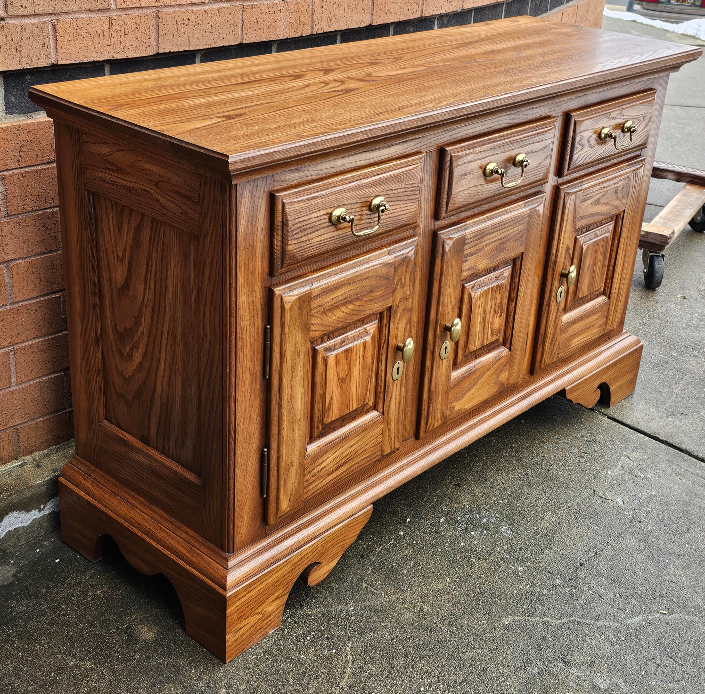 Pennsylvania House Chippendale Style Solid Oak SideBoard Buffet  In Good Condition For Sale In Germantown, MD