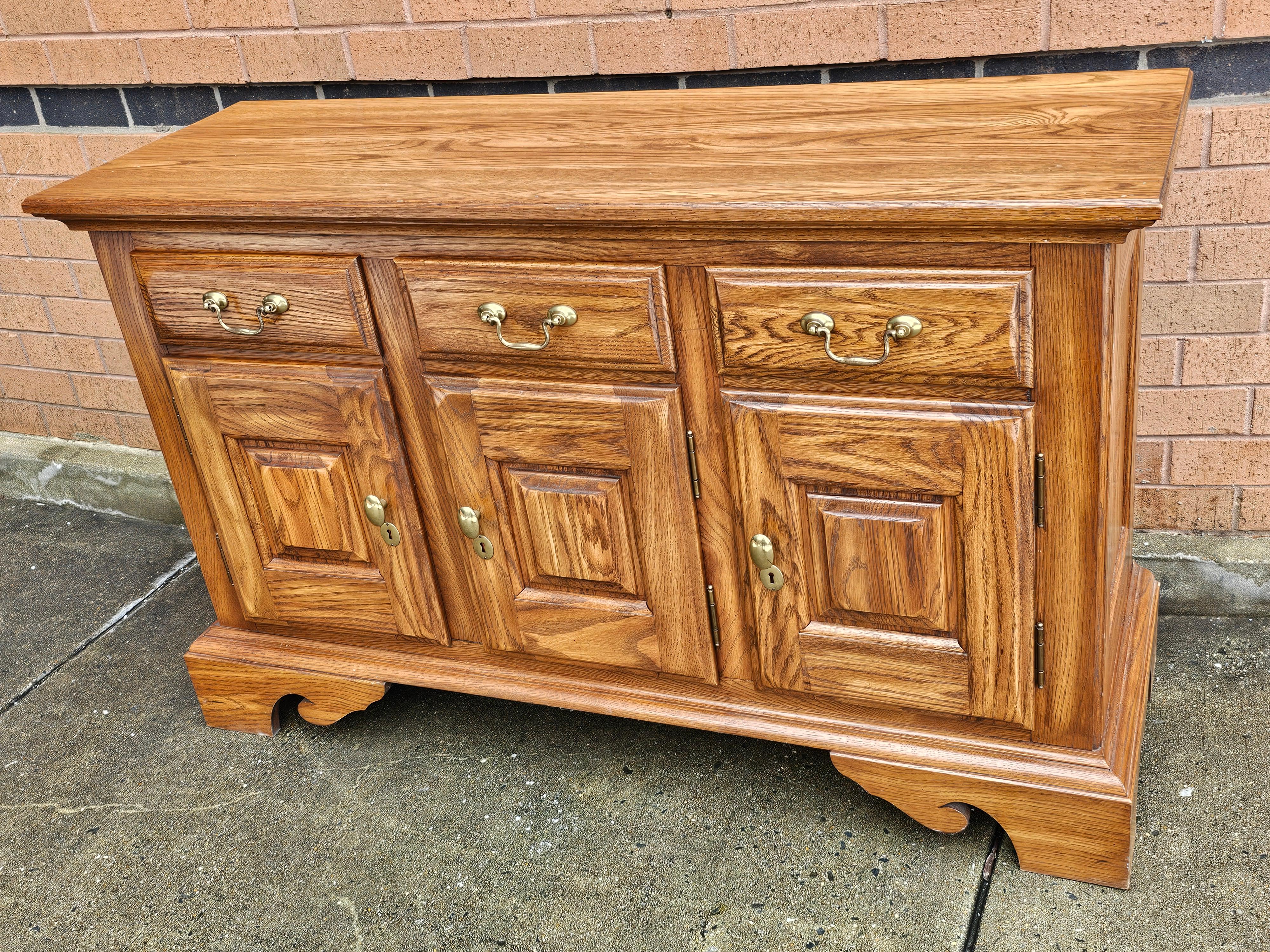 20th Century Pennsylvania House Chippendale Style Solid Oak SideBoard Buffet  For Sale