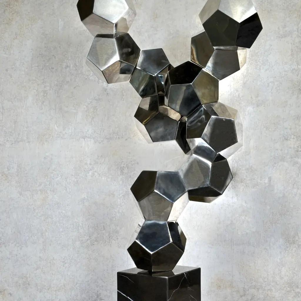 Zeitgenössische Chrom-Metall-Skulptur auf schwarzem Marmorsockel (Futuristisch) im Angebot