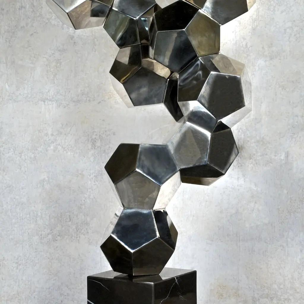 Zeitgenössische Chrom-Metall-Skulptur auf schwarzem Marmorsockel (Französisch) im Angebot