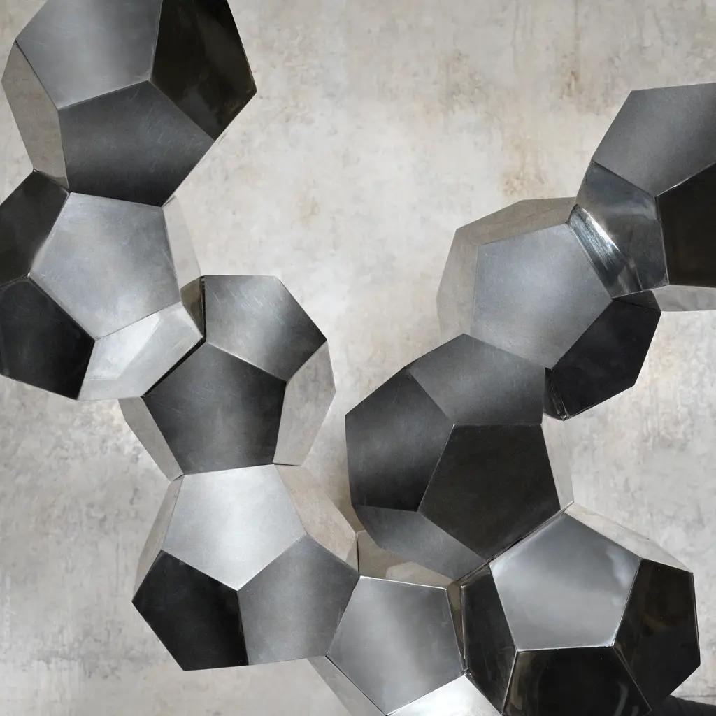 Zeitgenössische Chrom-Metall-Skulptur auf schwarzem Marmorsockel (Handgefertigt) im Angebot