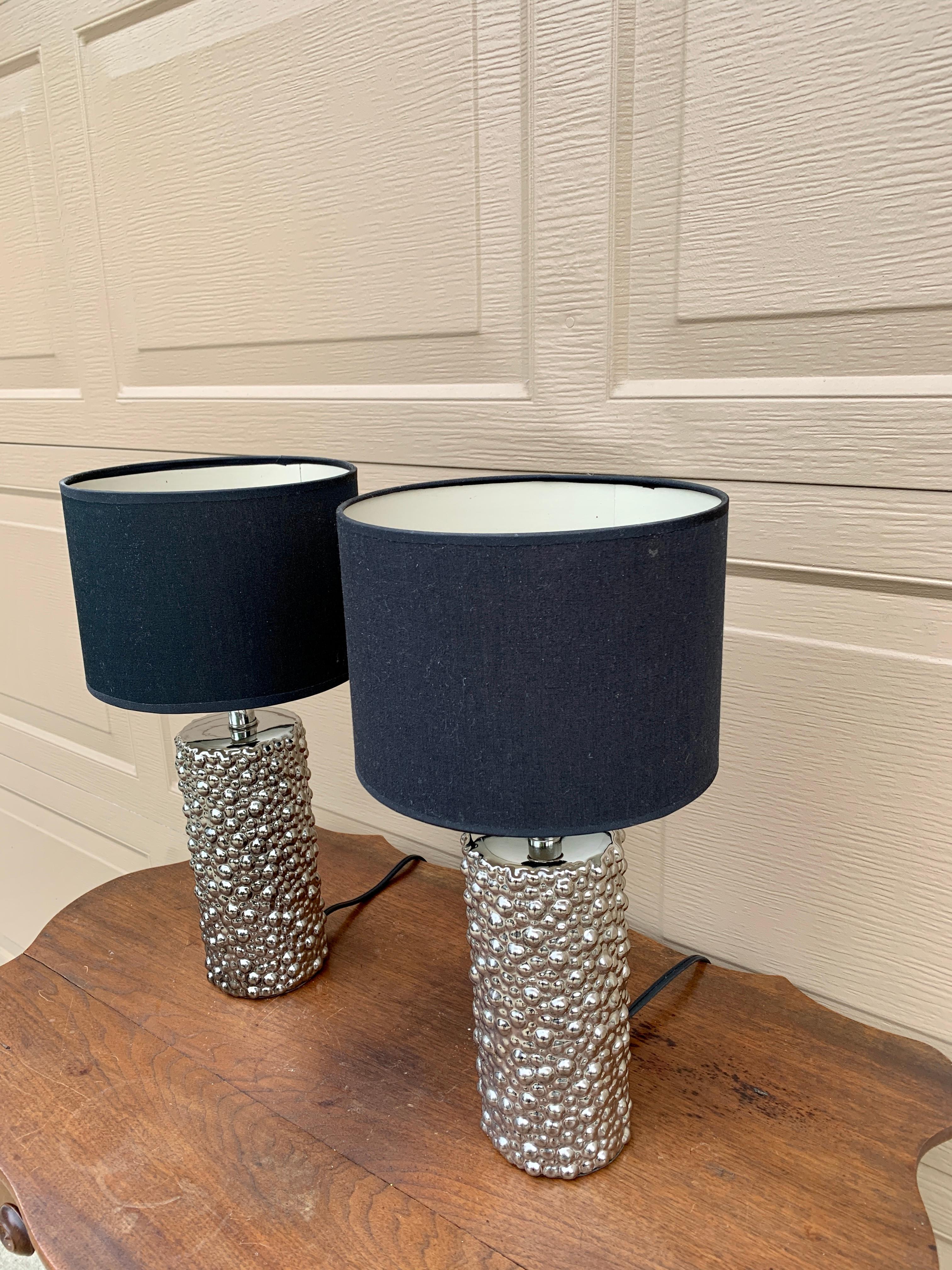 Moderne Paire de lampes de table contemporaines en chrome avec abat-jour tambour noir en vente