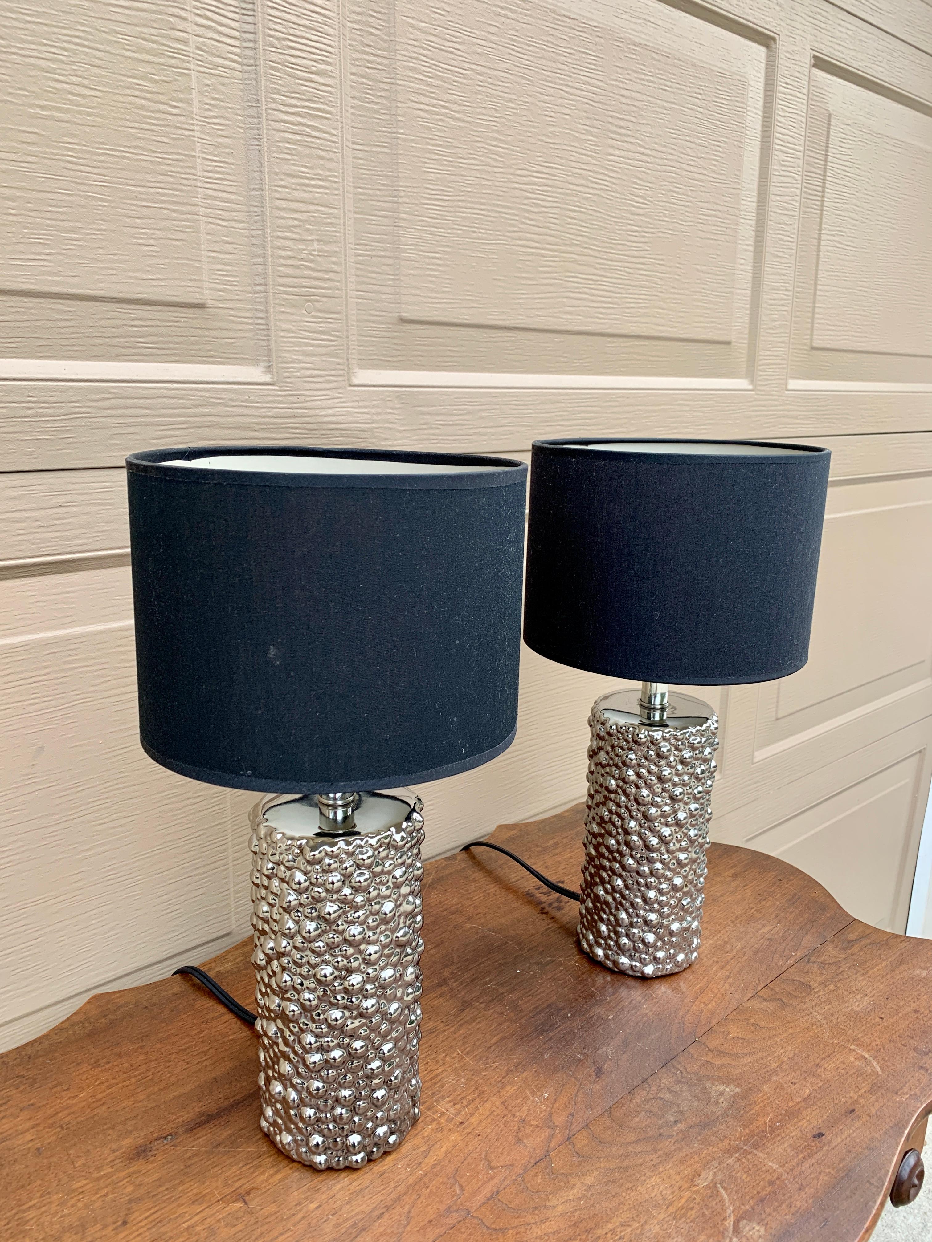 Américain Paire de lampes de table contemporaines en chrome avec abat-jour tambour noir en vente