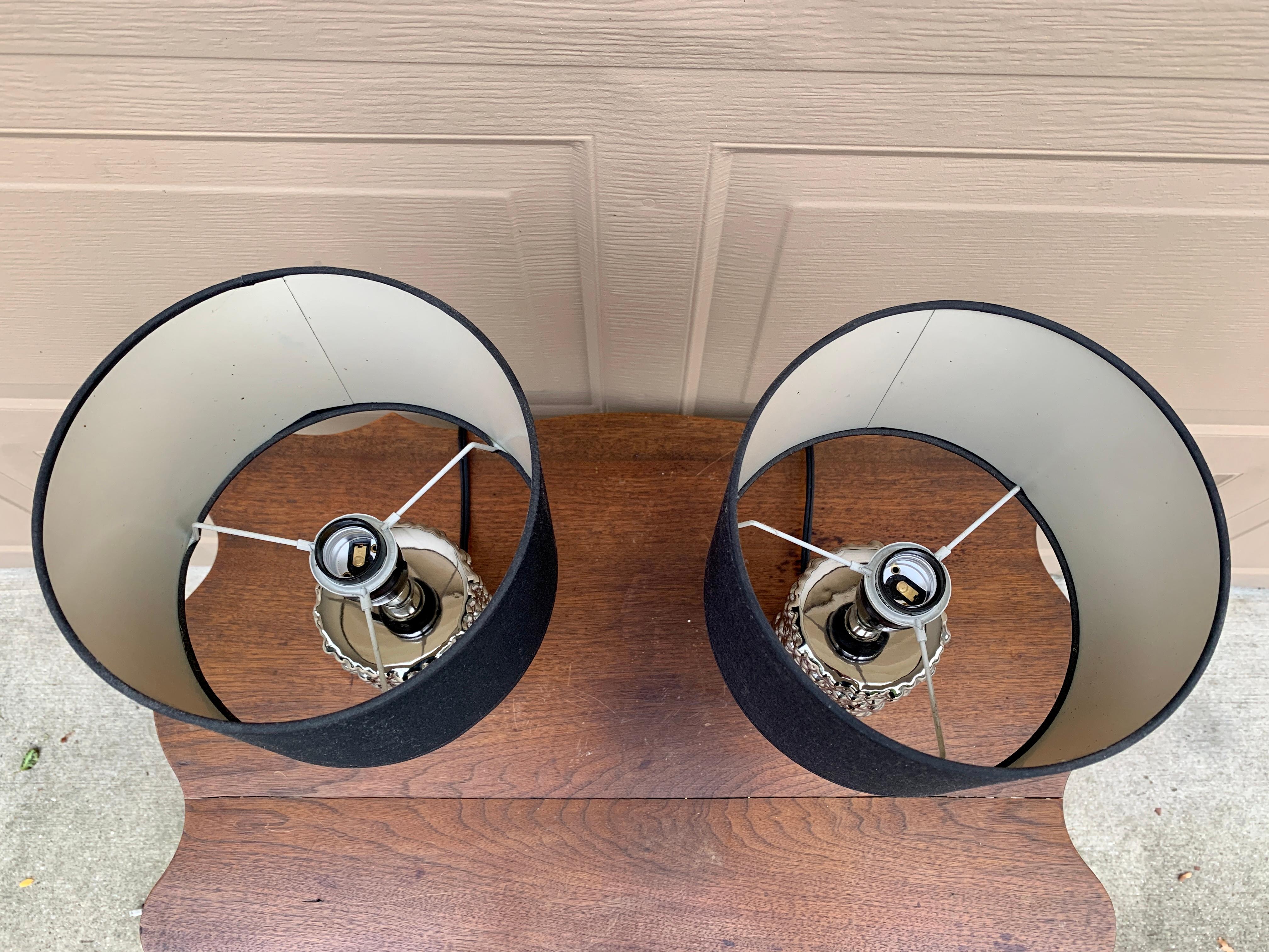 Paire de lampes de table contemporaines en chrome avec abat-jour tambour noir Bon état - En vente à Elkhart, IN