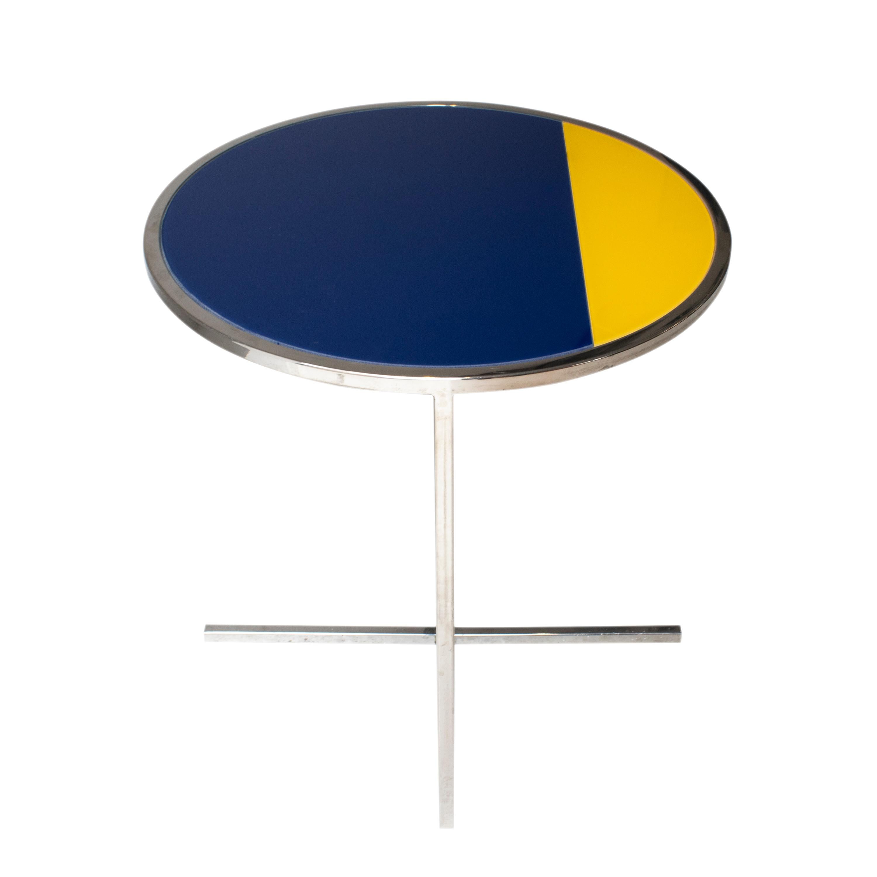 Table d'appoint originale des années 1970 avec une structure en acier chromé et un plateau en verre actuel dessiné par IKB191 en bleu et jaune.