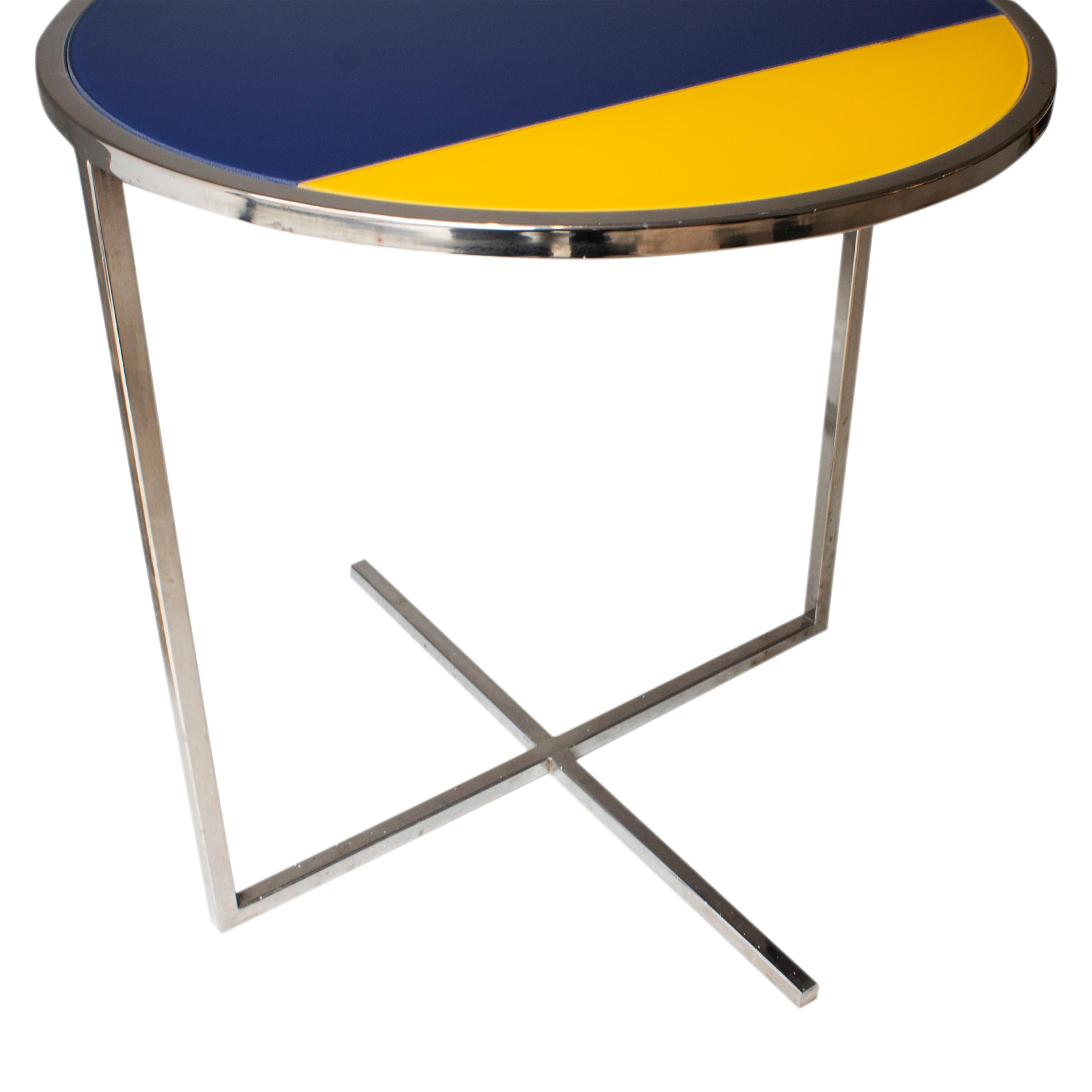 Zeitgenössischer runder Tisch aus verchromtem Stahl, blau und gelbes Glas, Italien, 1970 (Postmoderne) im Angebot