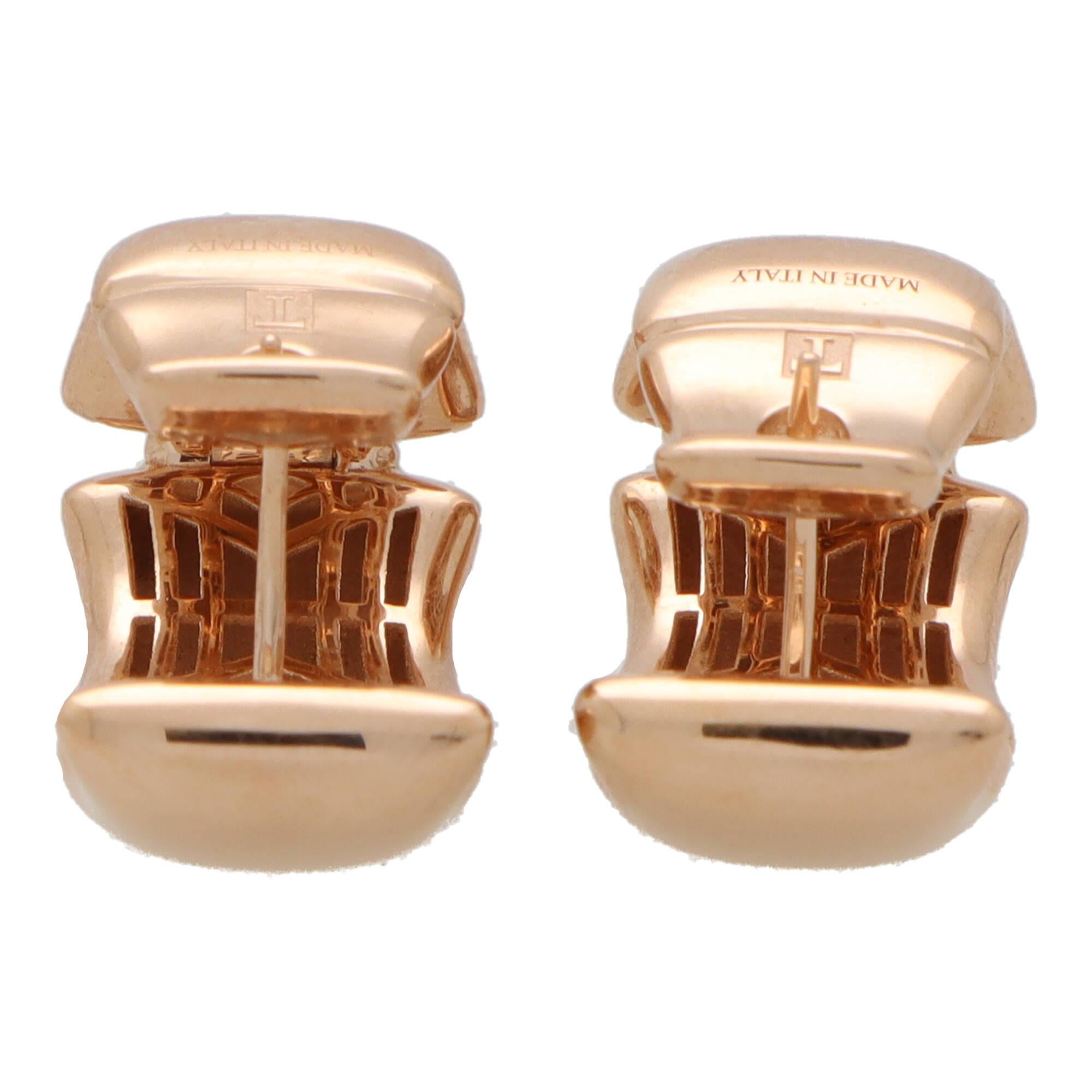 Ein interessantes Paar moderner Ohrringe aus 18 Karat Roségold.

Jeder Ohrring besteht aus mehreren roségoldenen Platten, die in einem klobigen Reifendesign geformt sind. Sie werden mit einem Pfosten und einem Klickverschluss befestigt.

Aufgrund