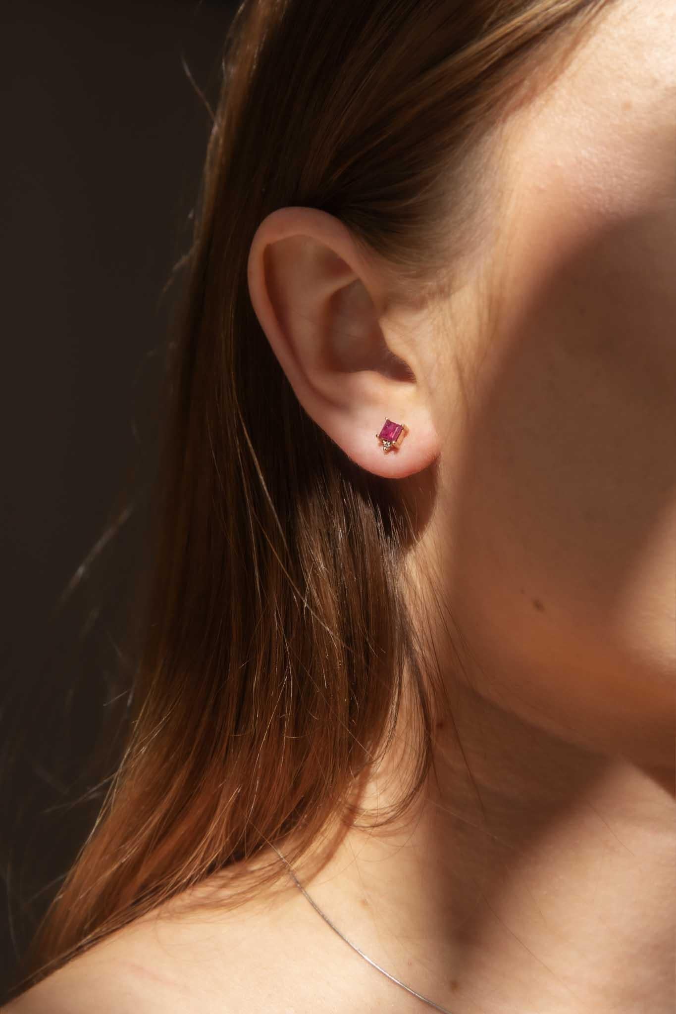 I nostri orecchini Valdis lasciano a bocca aperta grazie ai rubini rosa-viola e ai diamanti singoli. Realizzati in oro a 18 carati, sono semplicemente splendidi, un modo magnificamente generoso di condividere il tuo cuore con un'altra