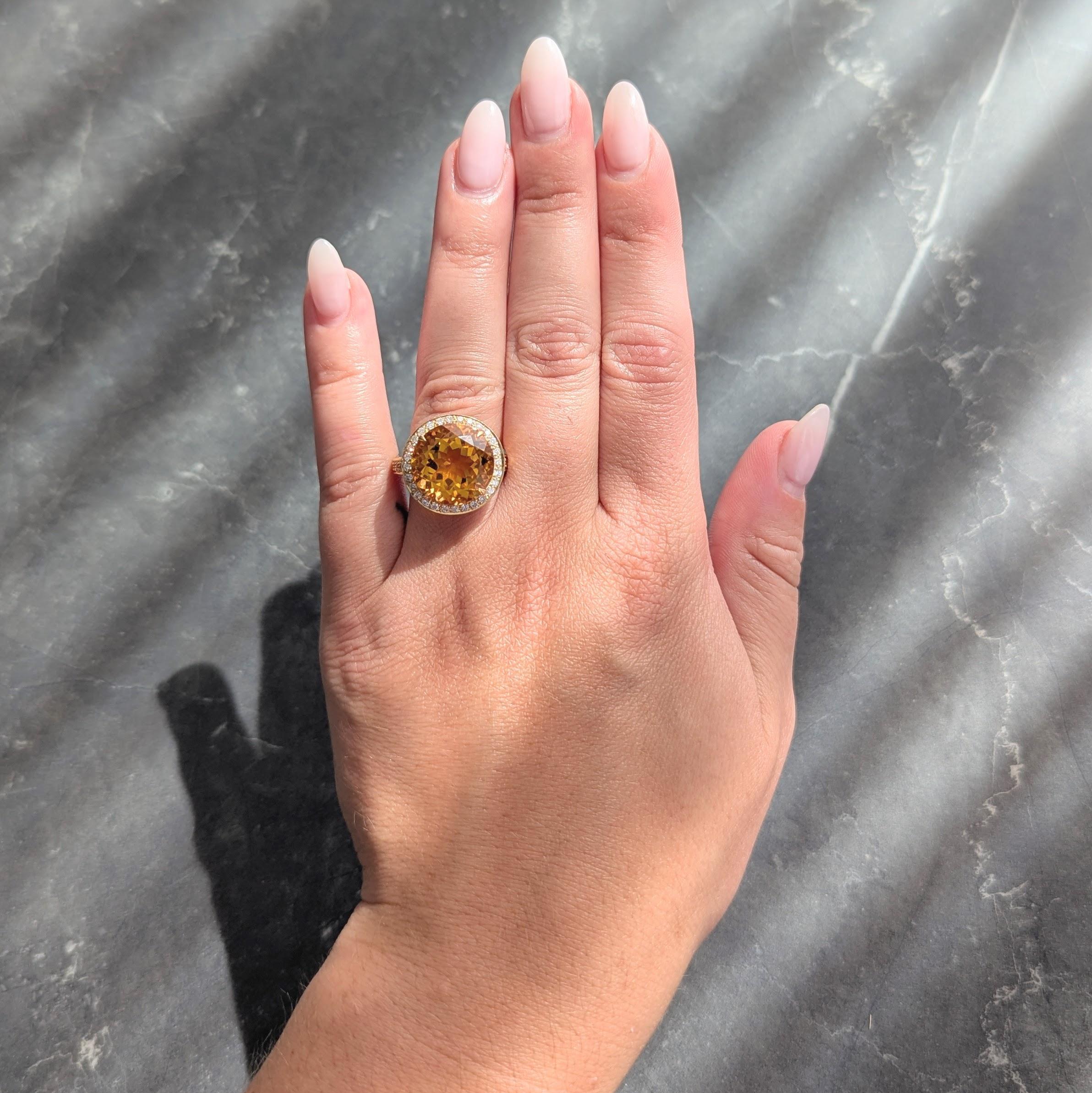 In der Mitte ein ovaler Citrin mit einem Gewicht von ca. 9,63 Karat - transparentes mittleres Orangengelb
Mit Talonzacken und einem perlenbesetzten Halo aus runden Diamanten im Brillantschliff besetzt
Mit einem Gesamtgewicht von etwa 0,56 Karat -