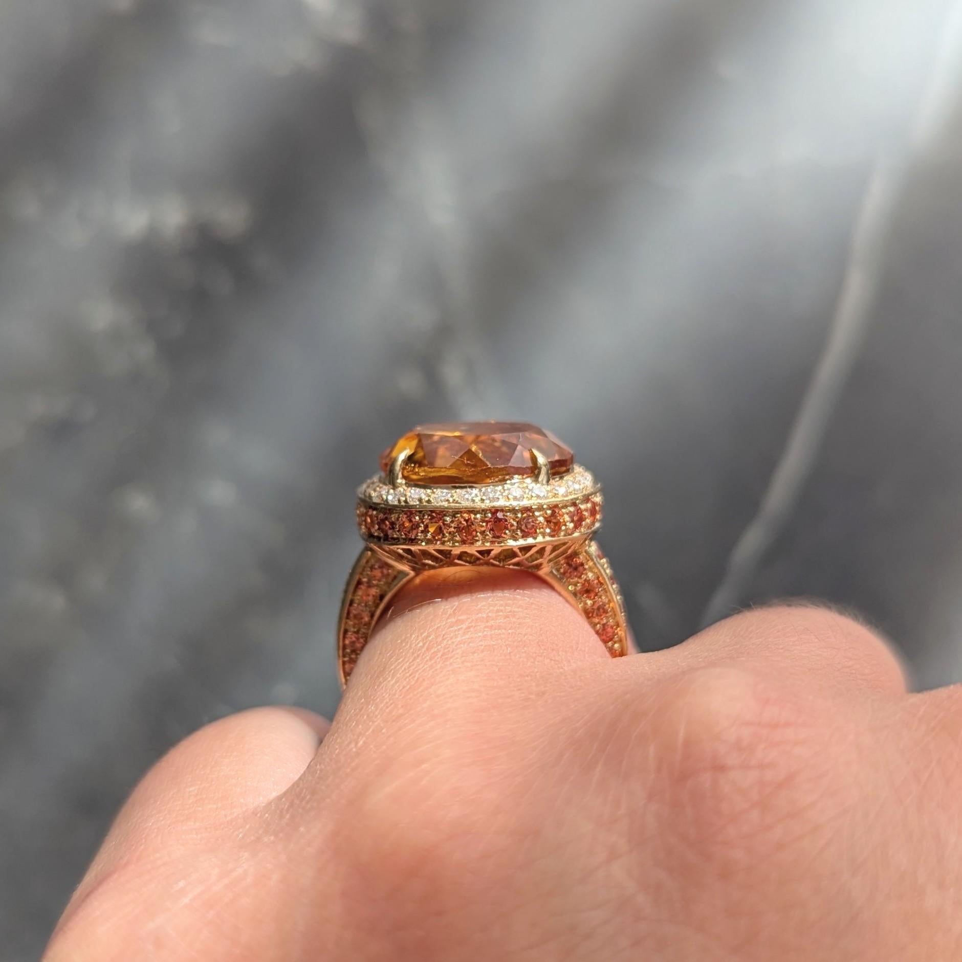 Zeitgenössischer Citrin Diamant Saphir 18 Karat Gelbgold Cocktail Ring im Angebot 3