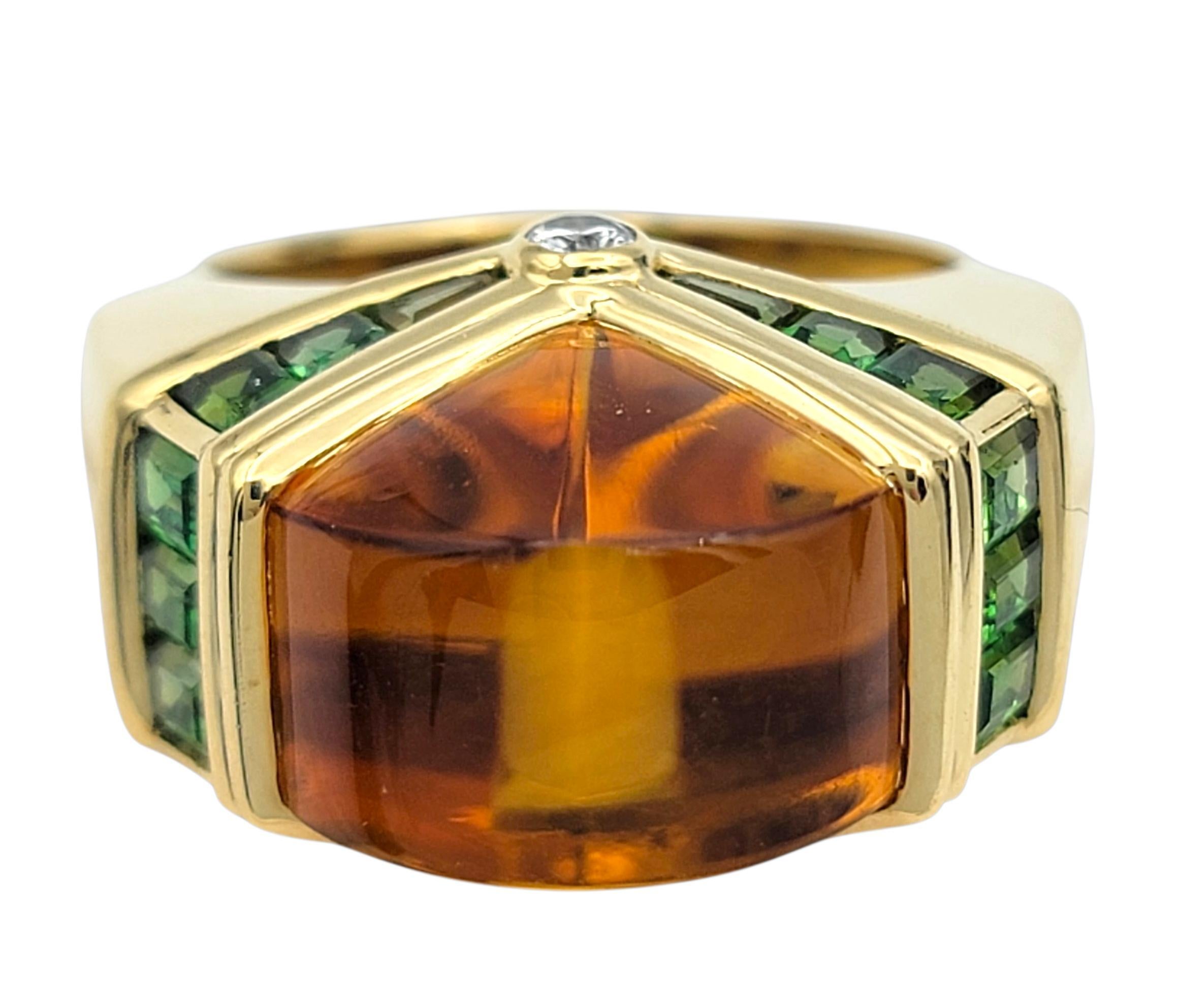 Cette bague étonnante présente une citrine dorée et chaude comme pièce maîtresse, façonnée avec des lignes géométriques nettes qui lui confèrent une présence audacieuse et moderne. Sa riche teinte ambrée brille sur l'or poli, créant un rayonnement