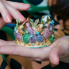 Zeitgenössisches Clamper-Armband aus Gelbgold, Diamanten, Smaragden und Saphiren