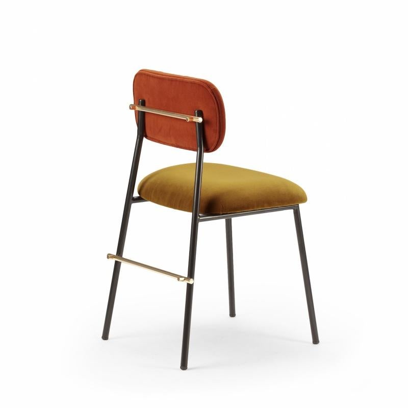 The iconic Miami chair combines clean lines with soft upholstery resulting in an effortless modern Classic that is perfectly proportioned.
This versatile chair features enriching brass or copper details on the back which combined with the light