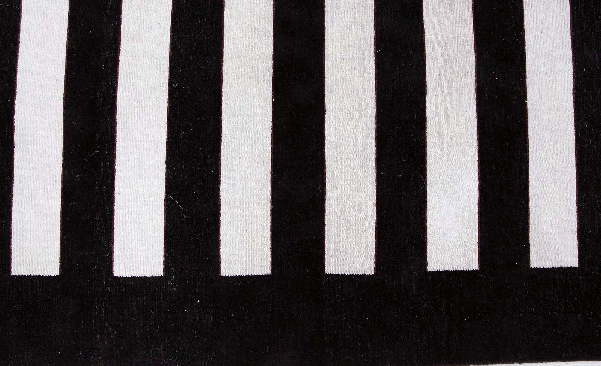 Tappeto classico contemporaneo a strisce in bianco e nero di Doris Leslie Blau
Dimensioni: 13'0