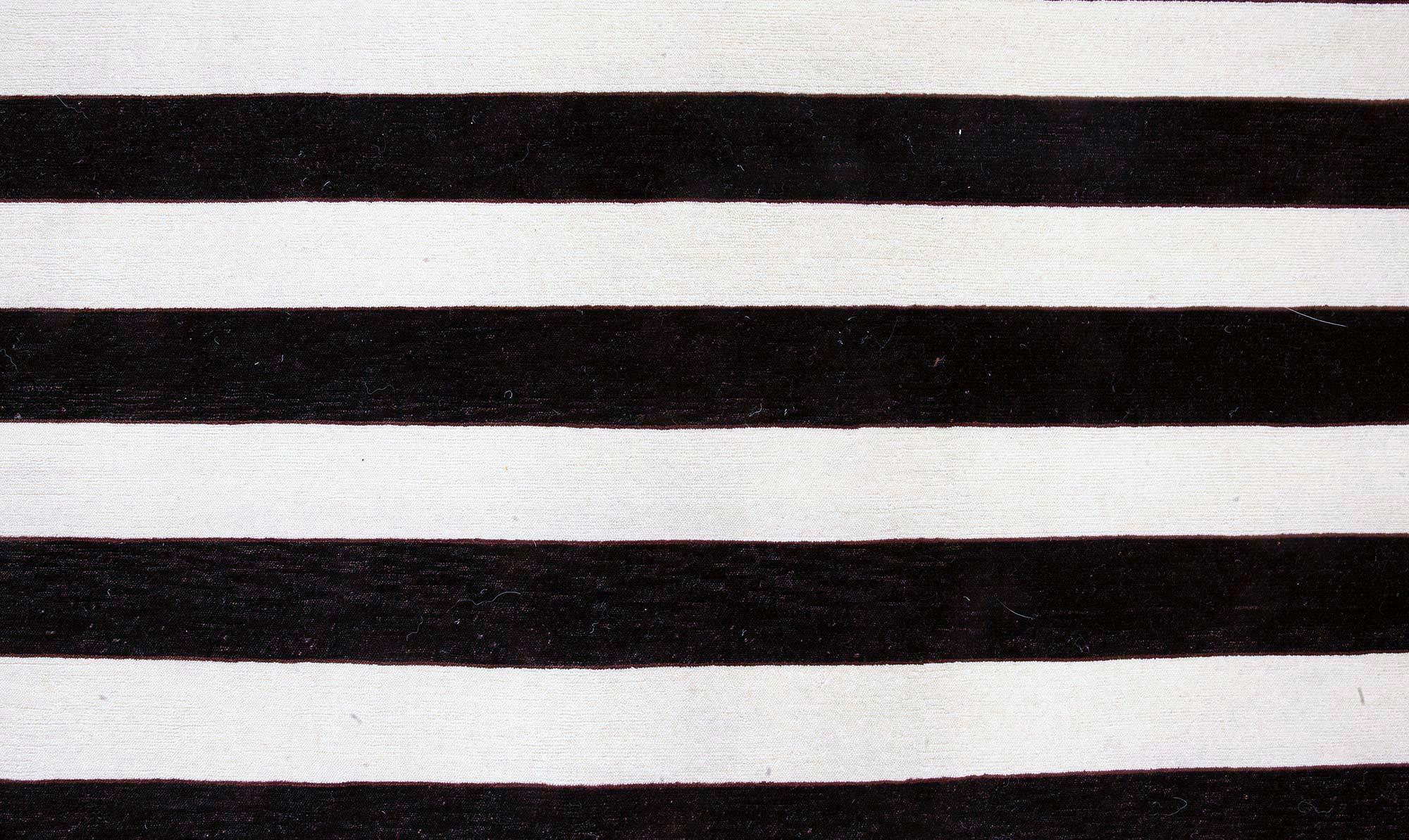 Moderno Tappeto classico contemporaneo a strisce in bianco e nero di Doris Leslie Blau in vendita