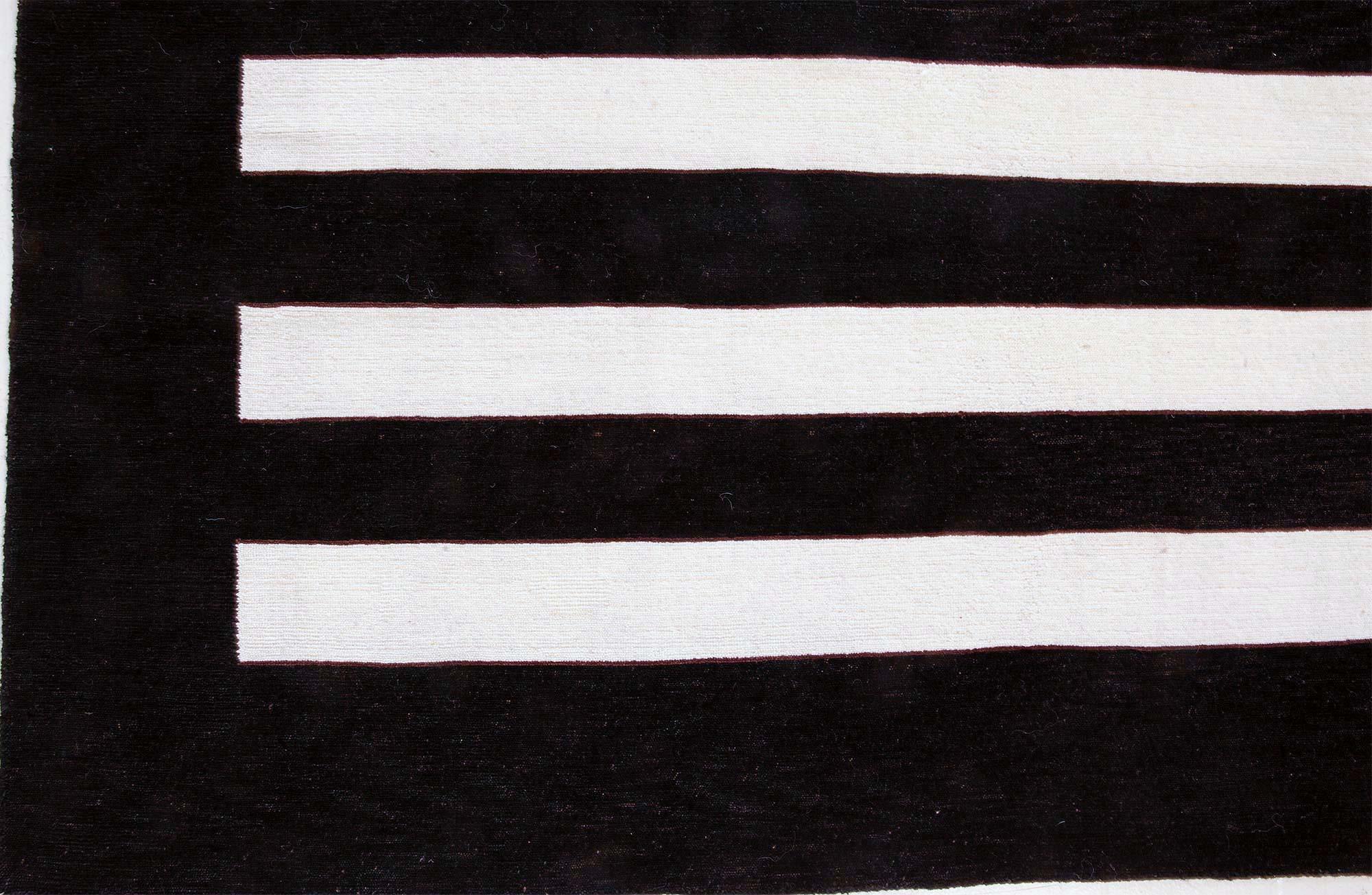 Indiano Tappeto classico contemporaneo a strisce in bianco e nero di Doris Leslie Blau in vendita