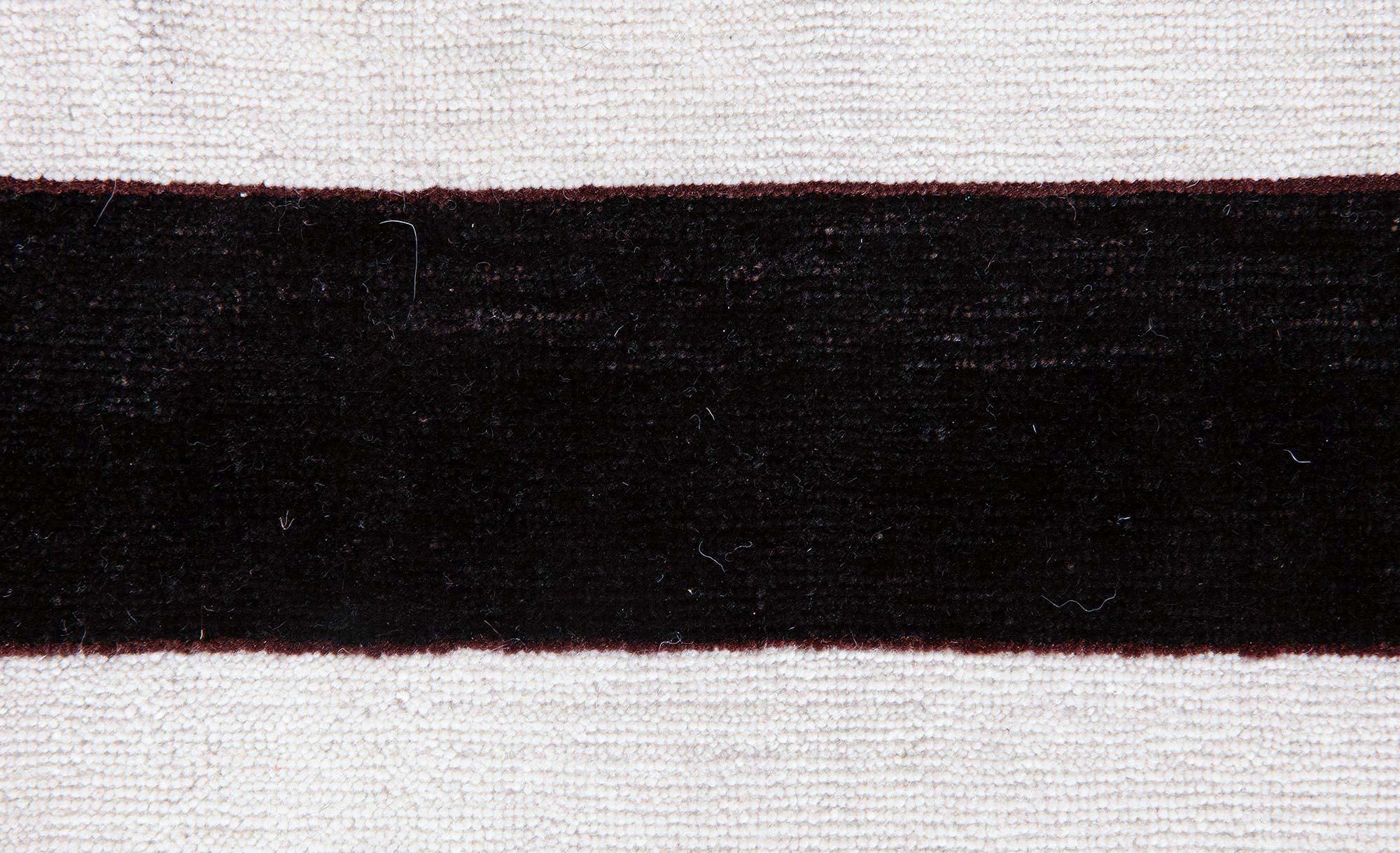 Annodato a mano Tappeto classico contemporaneo a strisce in bianco e nero di Doris Leslie Blau in vendita