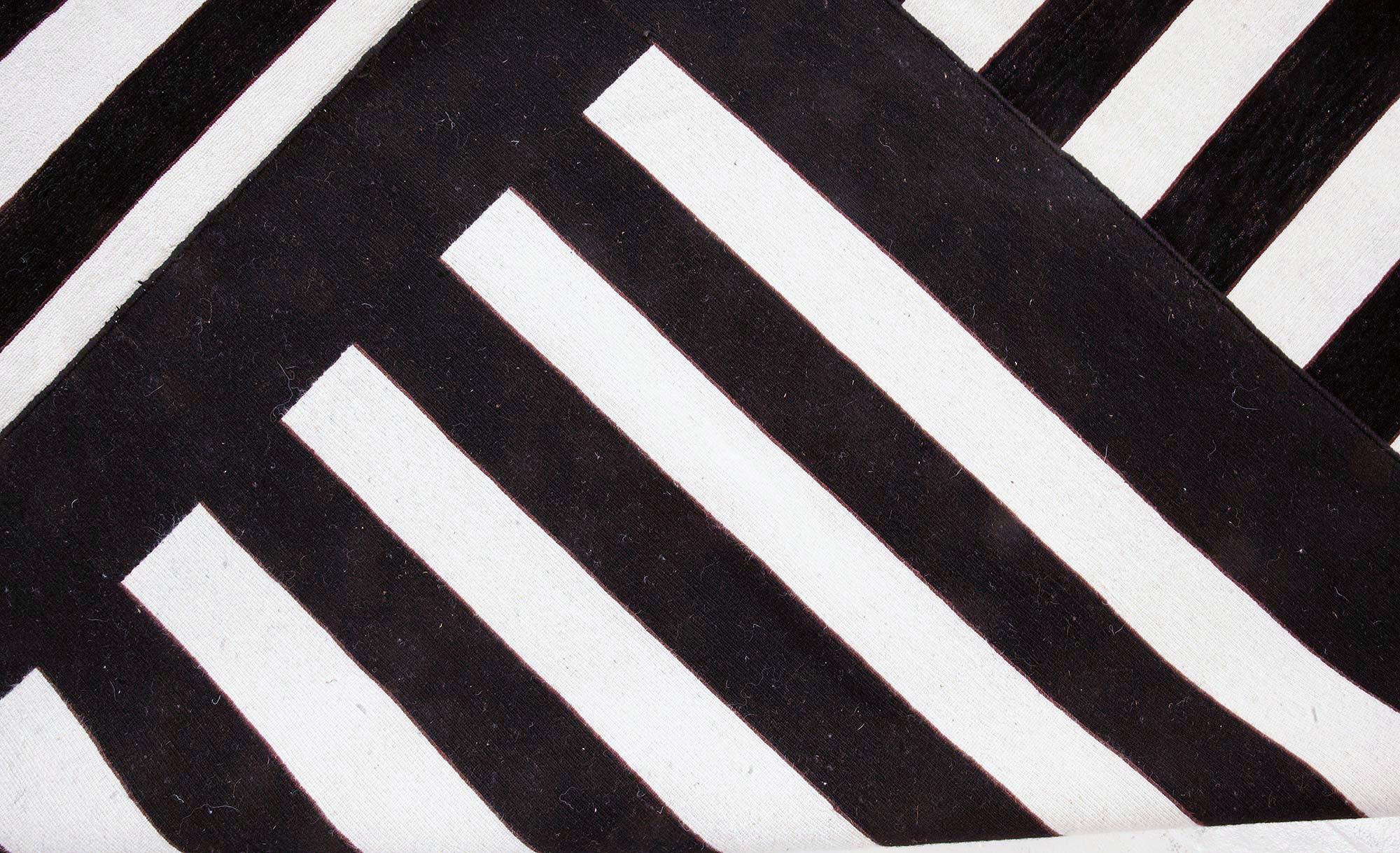 XXI secolo e contemporaneo Tappeto classico contemporaneo a strisce in bianco e nero di Doris Leslie Blau in vendita