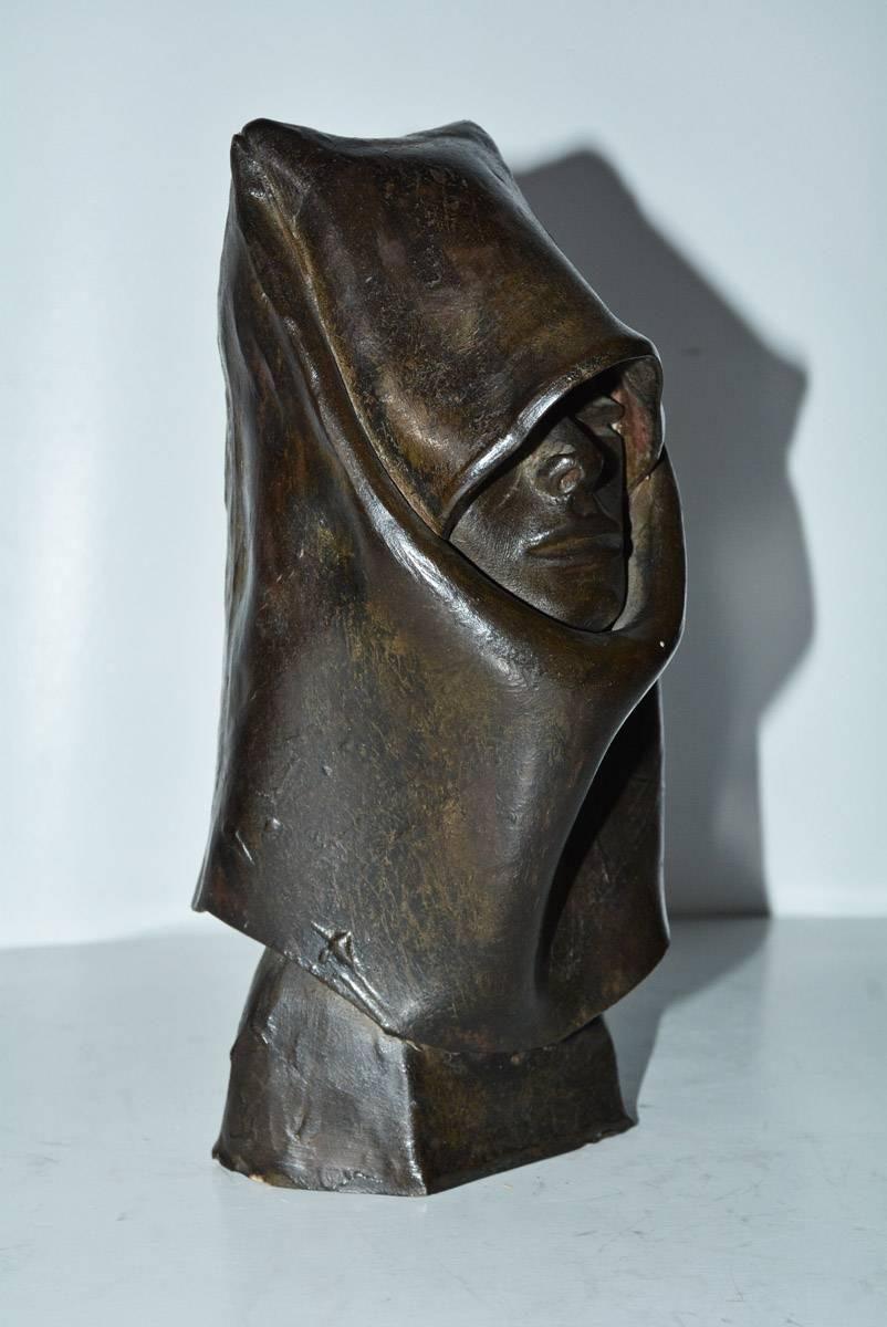 Contemporary Clay Hooded Female Head Sculpture (Moderne) im Angebot