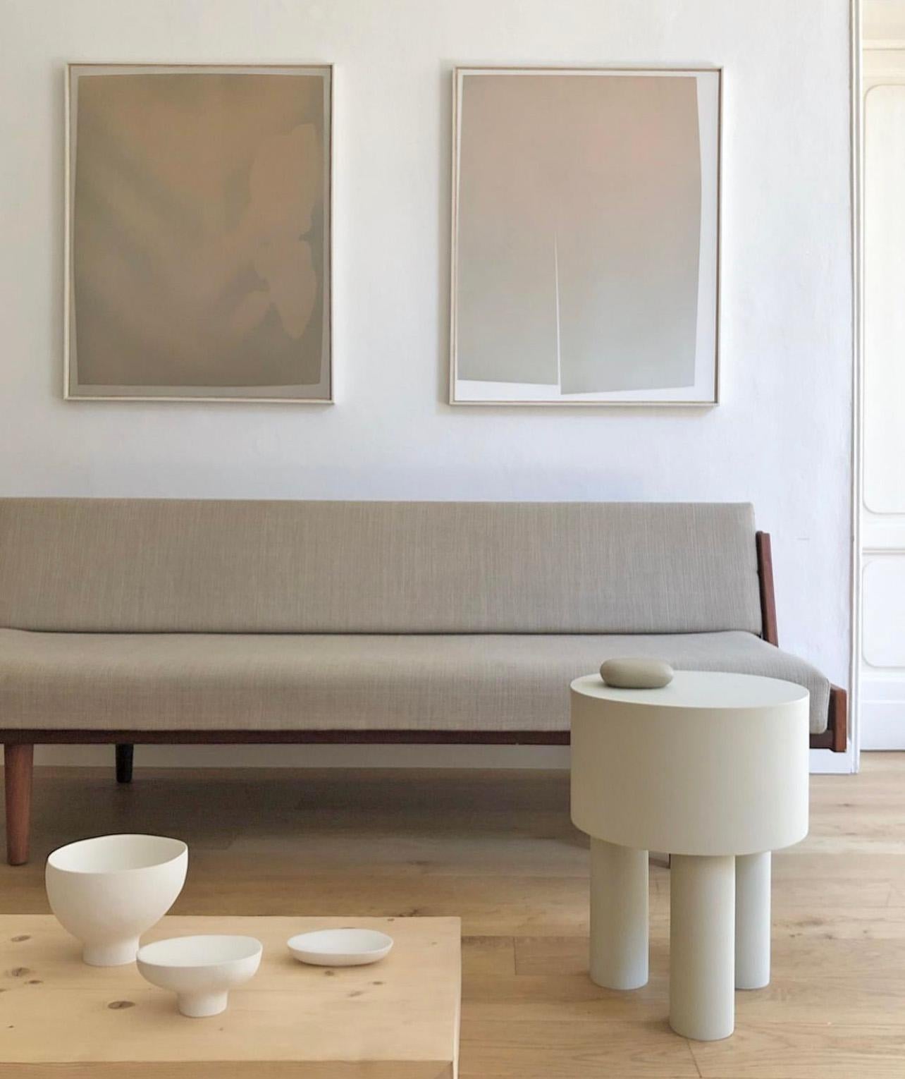 Britannique Table d'appoint contemporaine en argile et jesmonite, Pilotis à 3 pieds par Malgorzata Bany en vente