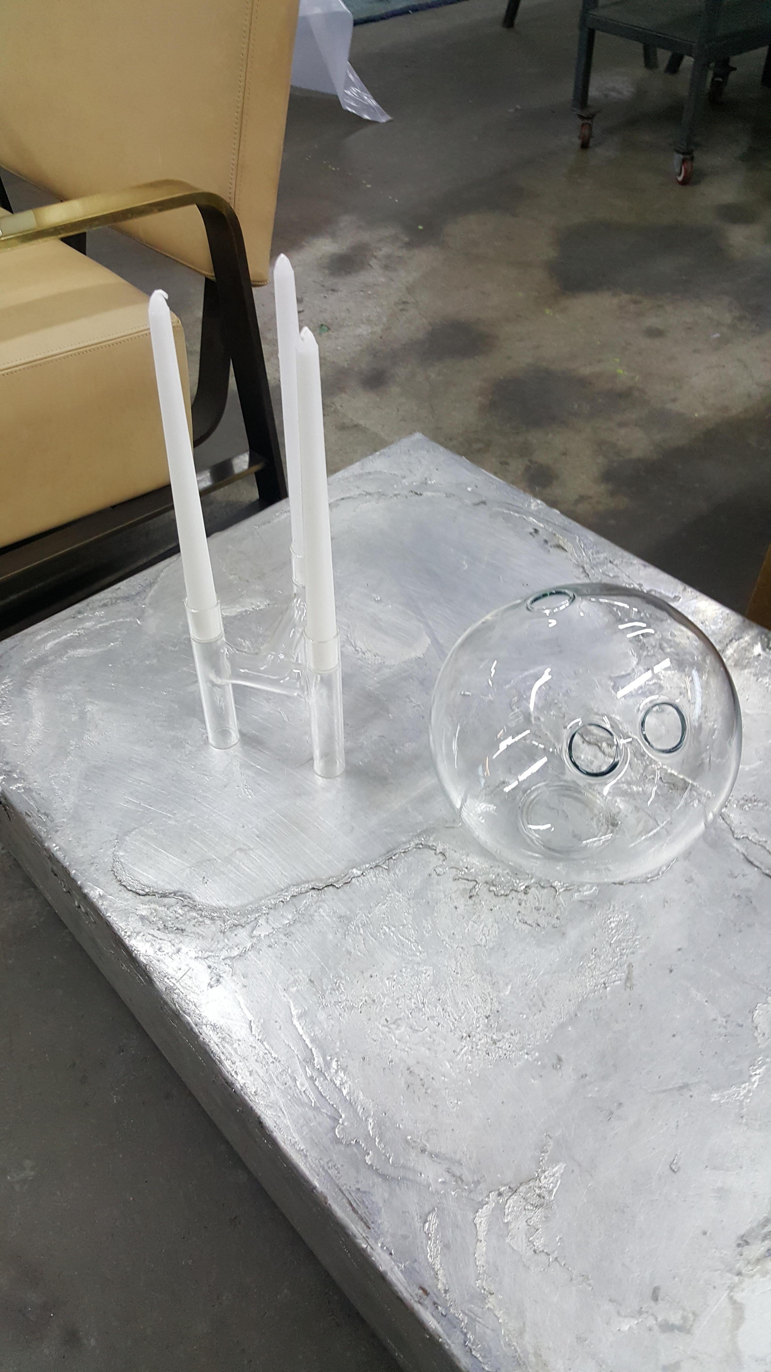 Luminosa e inaspettata, questa palla da bowling contemporanea in vetro trasparente, Wilma, è un moderno oggetto di scultura decorativa e un vaso moderno tanto giocoso quanto funzionale. Ognuno dei tre fori presenti nella parte superiore può essere