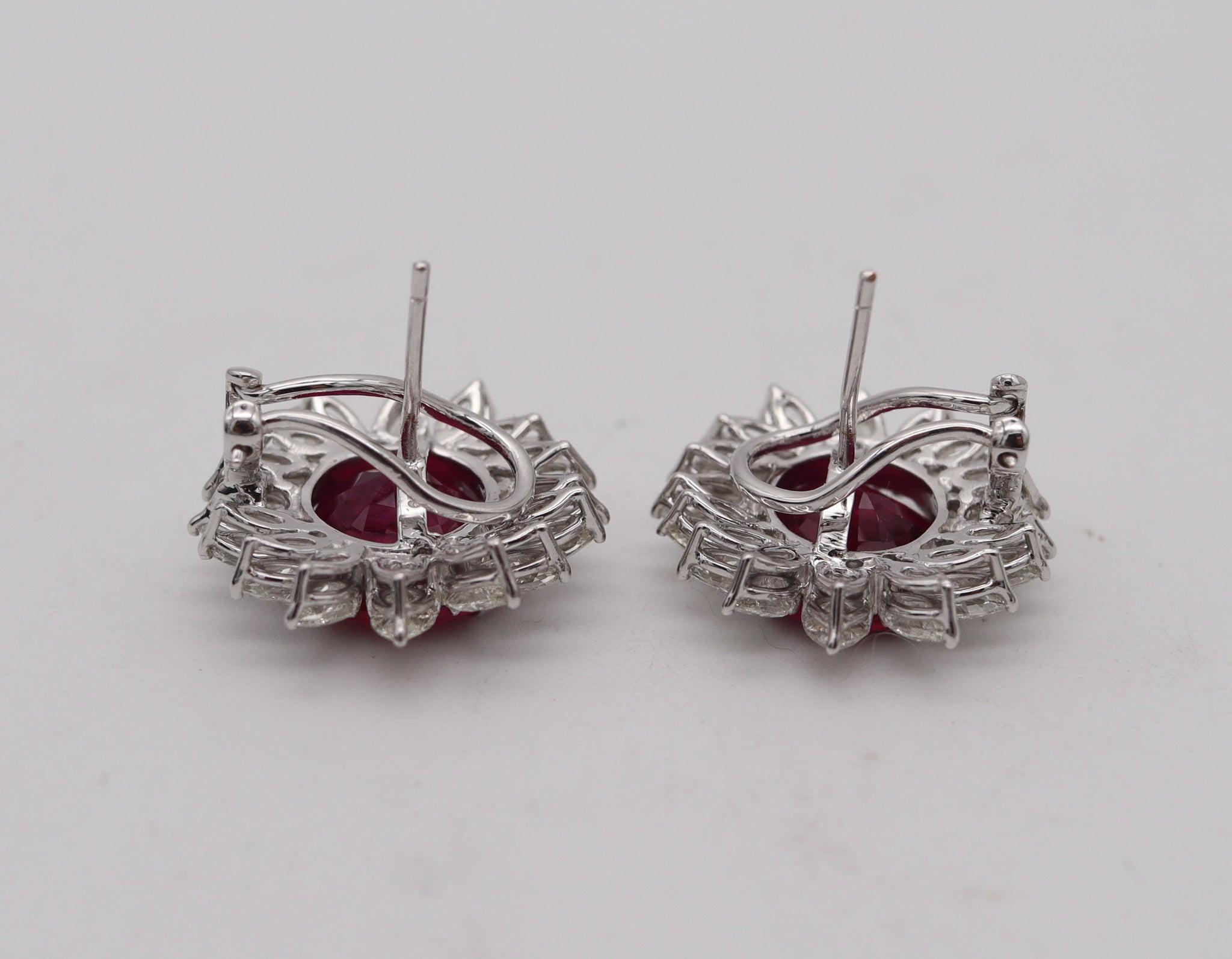 Taglio rotondo Orecchini a clip CONTEMPORANEI in oro 18Kt e rubelliti e diamanti da 20,16 Ctw in vendita