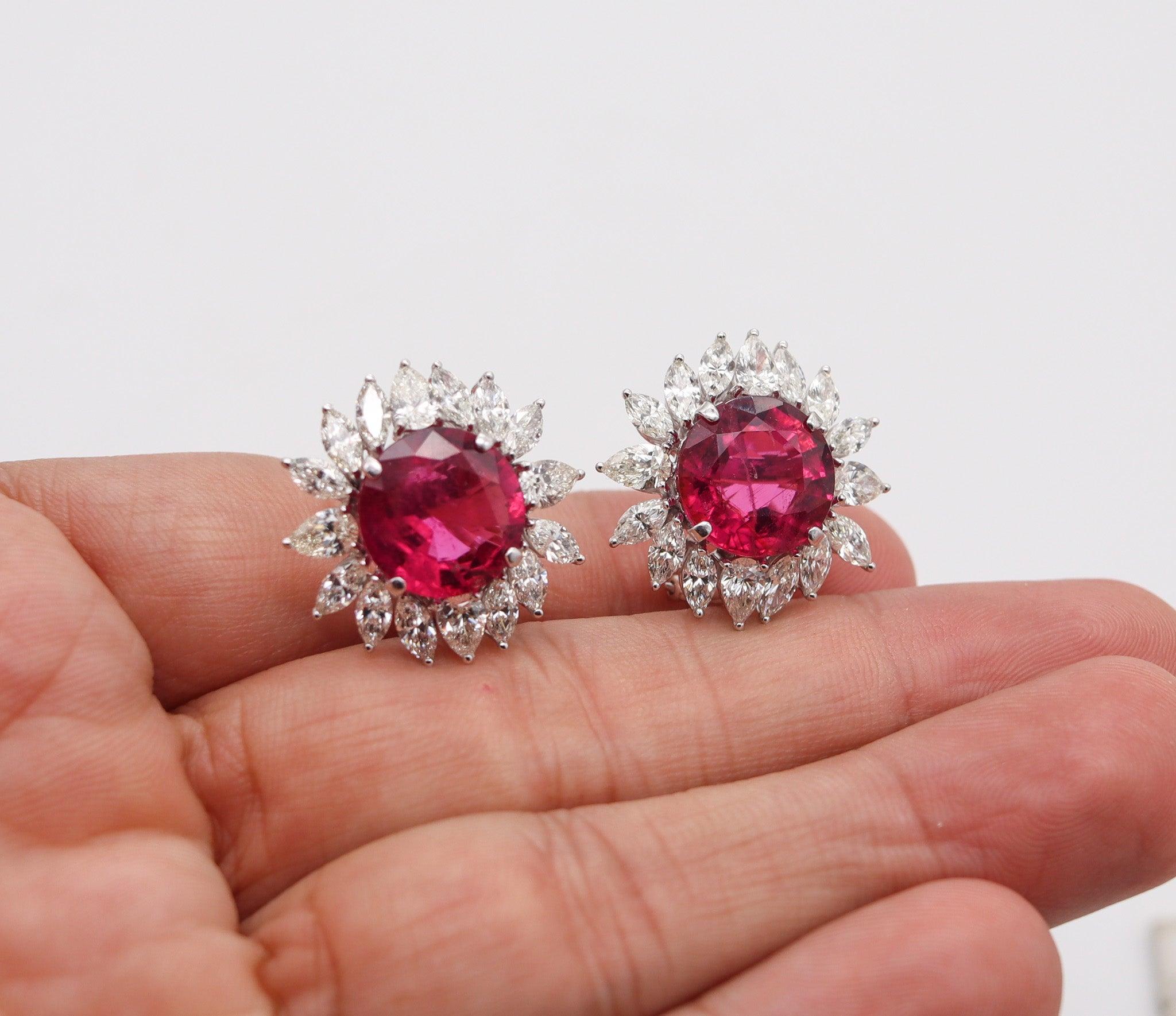Donna Orecchini a clip CONTEMPORANEI in oro 18Kt e rubelliti e diamanti da 20,16 Ctw in vendita