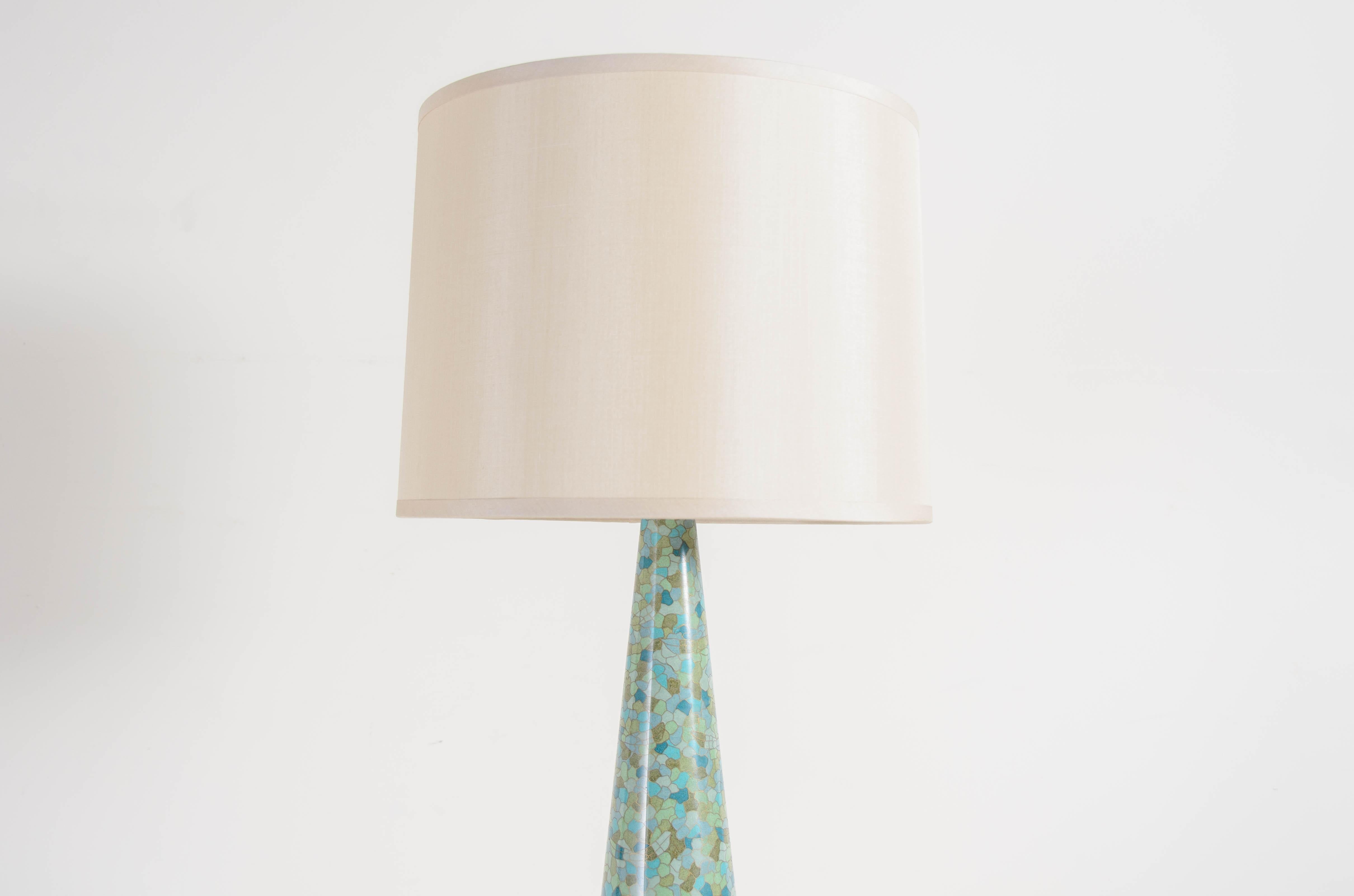 Zeitgenössische konische Cloisonné-Tischlampe in Azure-Design von Robert Kuo (Art déco) im Angebot