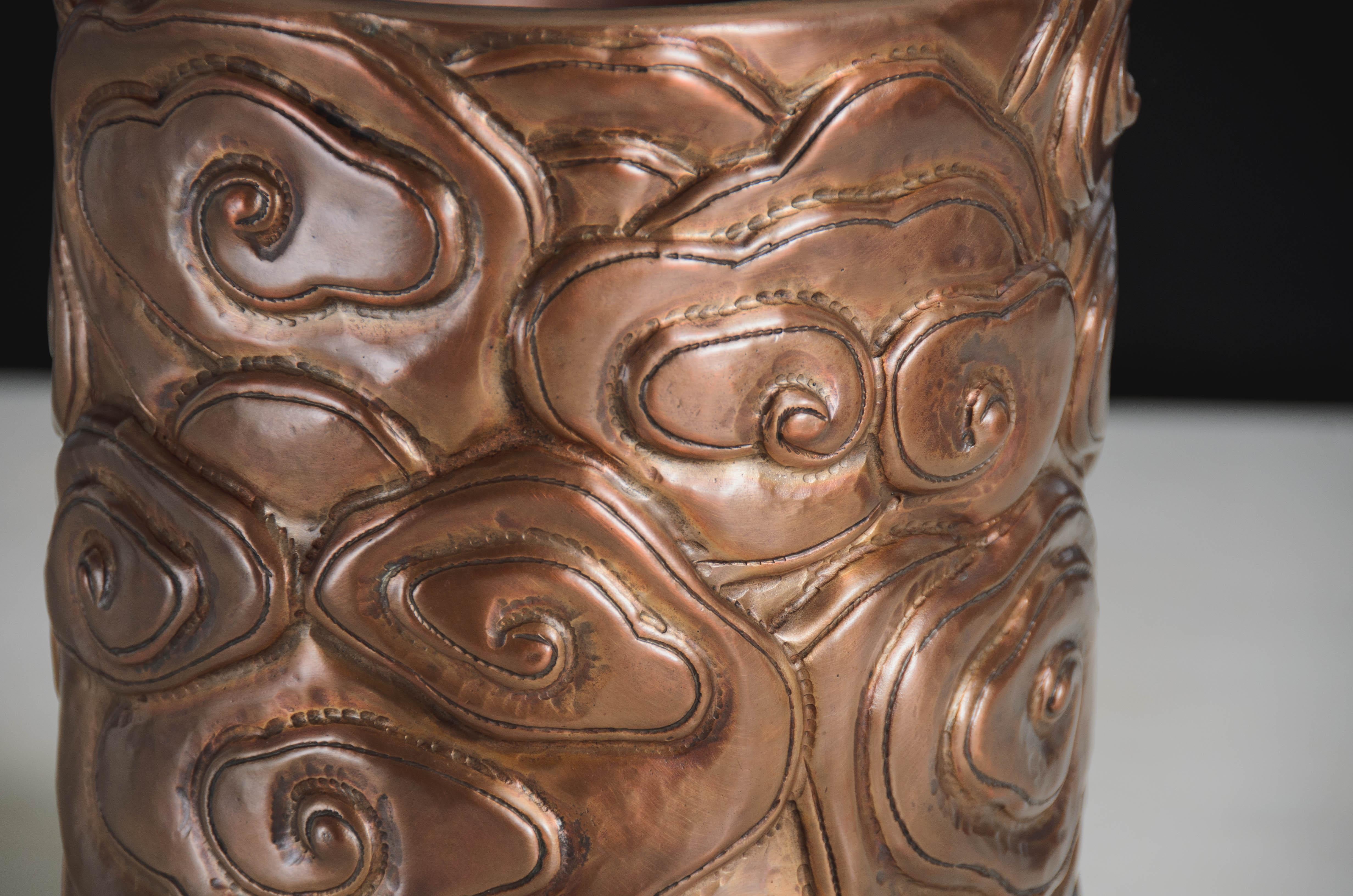 Repoussé Pots à pinceaux contemporains en cuivre antique de Robert Kuo (motif en forme de nuage) en vente