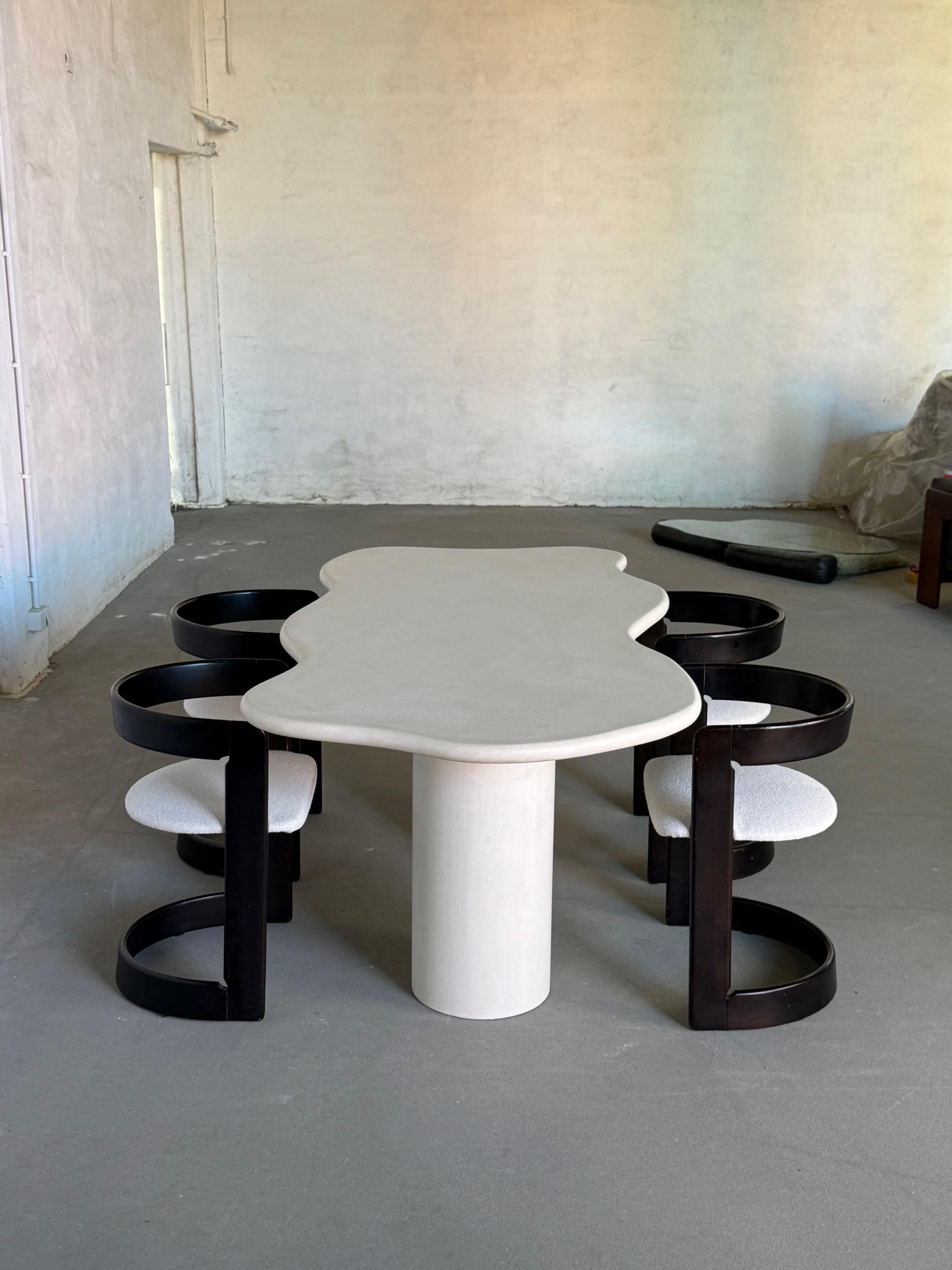 Zeitgenössischer Esstisch 