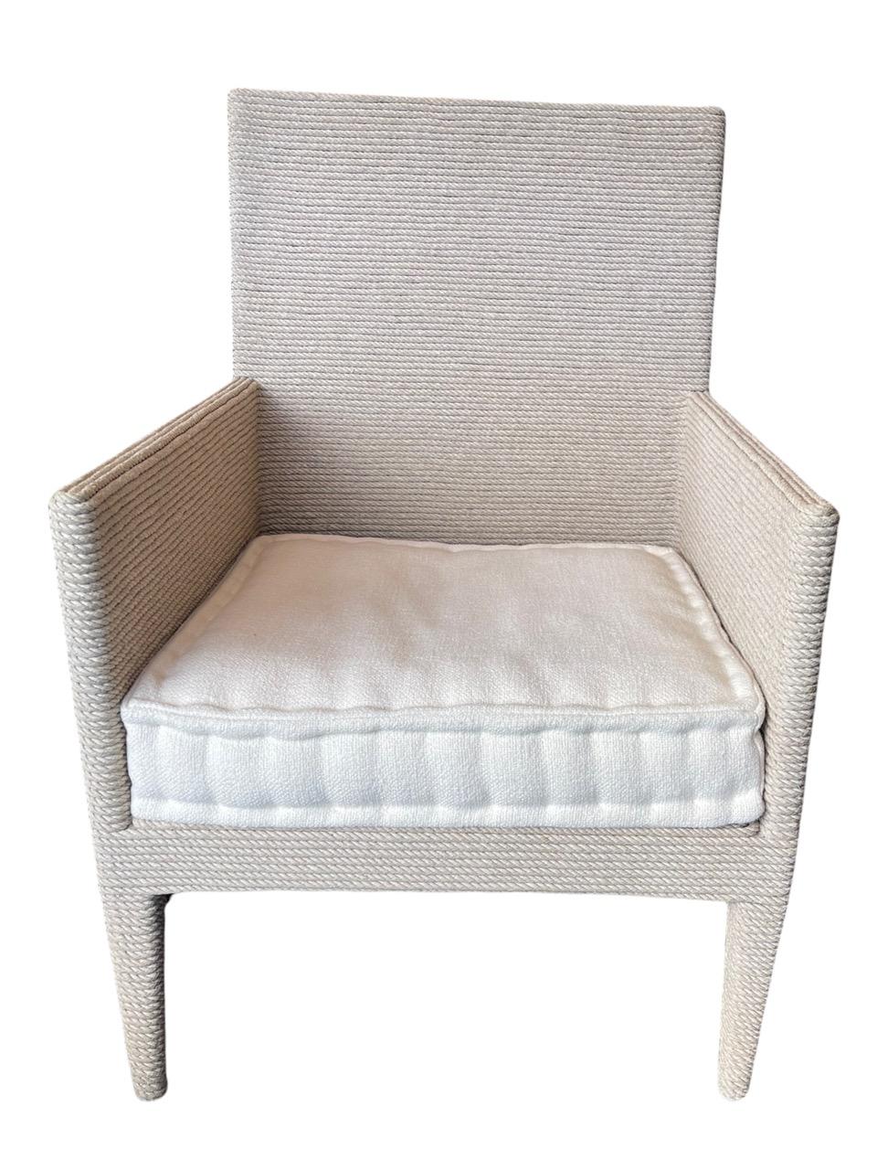 Silla club contemporánea diseñada por Christian Astuguevieille y fabricada a mano con cuerda de cáñamo natural. Sus creaciones de autor se envuelven en cuerda de cáñamo o cordón de algodón pintado y se distinguen por sus formas tribales. Viene con
