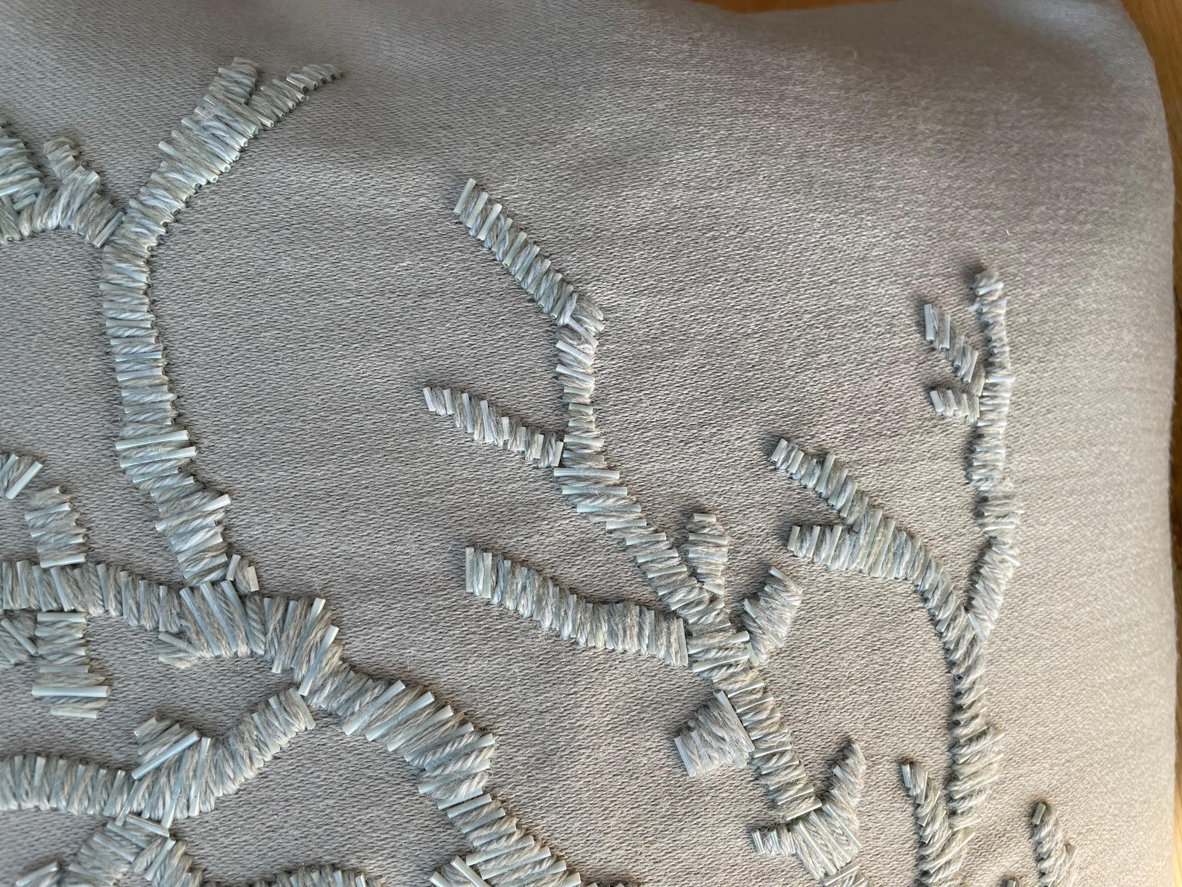 Coussin contemporain Design/One brodé à la main avec de la laine et des perles Couleur Sage en vente 2