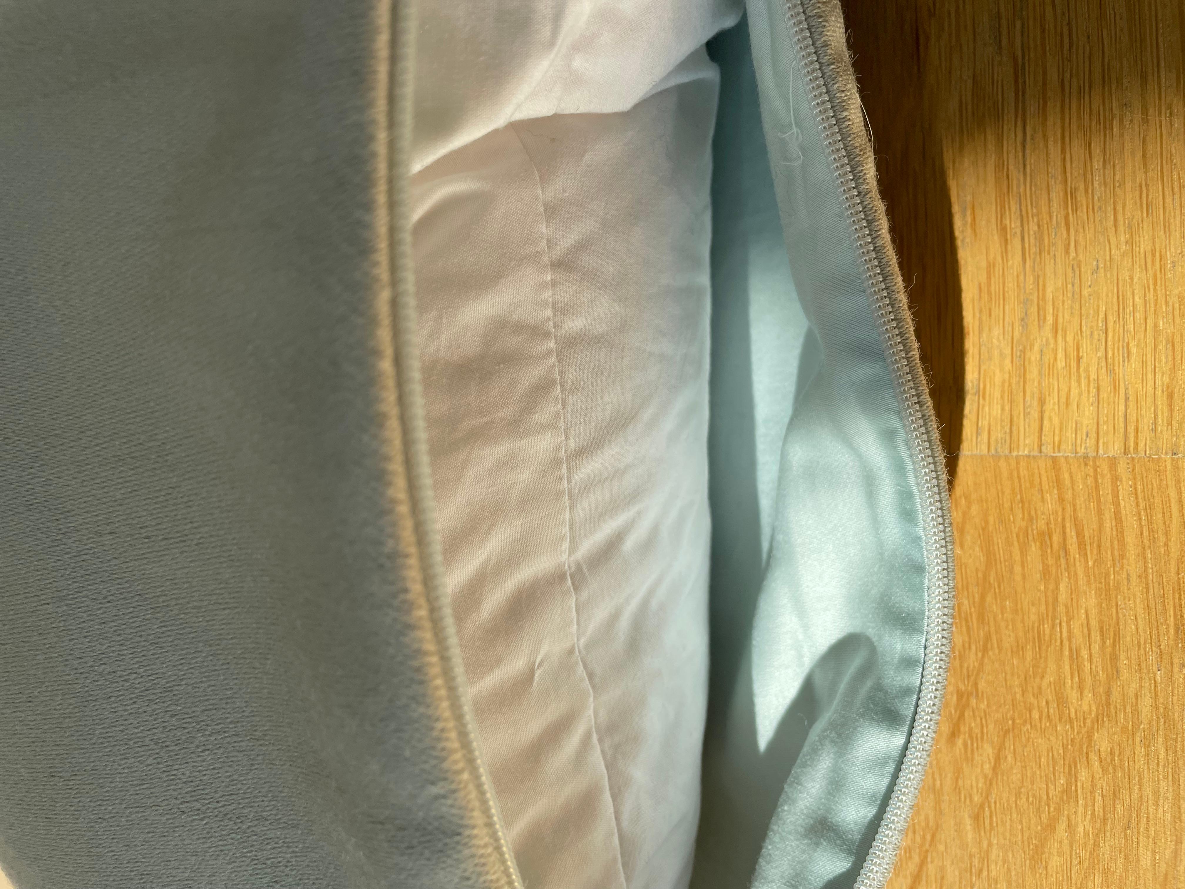Coussin contemporain Design/One brodé à la main avec de la laine et des perles Couleur Sage en vente 3
