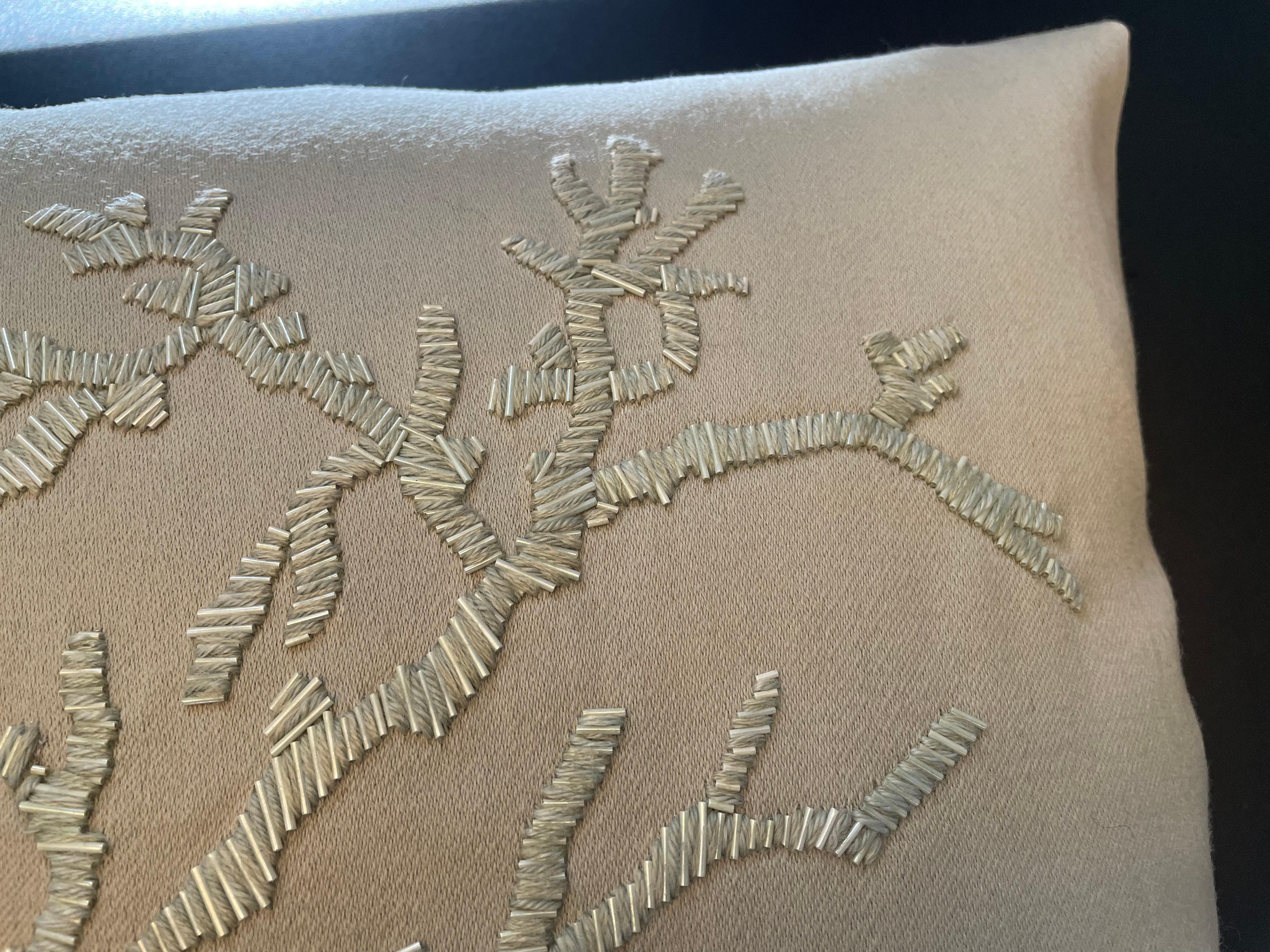 Coussin contemporain Design/One brodé à la main avec de la laine et des perles Couleur Sage en vente 4