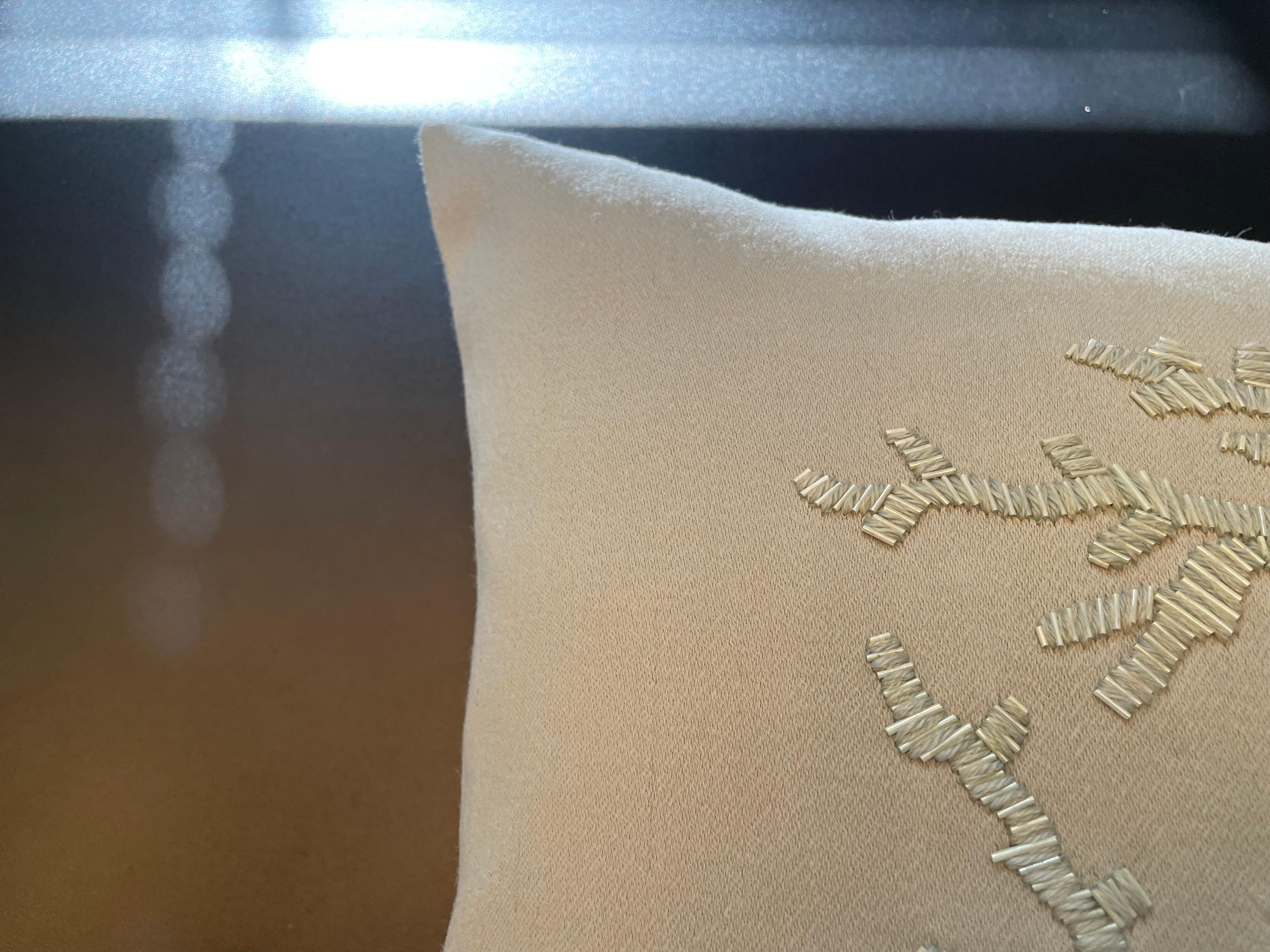 Coussin contemporain Design/One brodé à la main avec de la laine et des perles Couleur Sage en vente 5