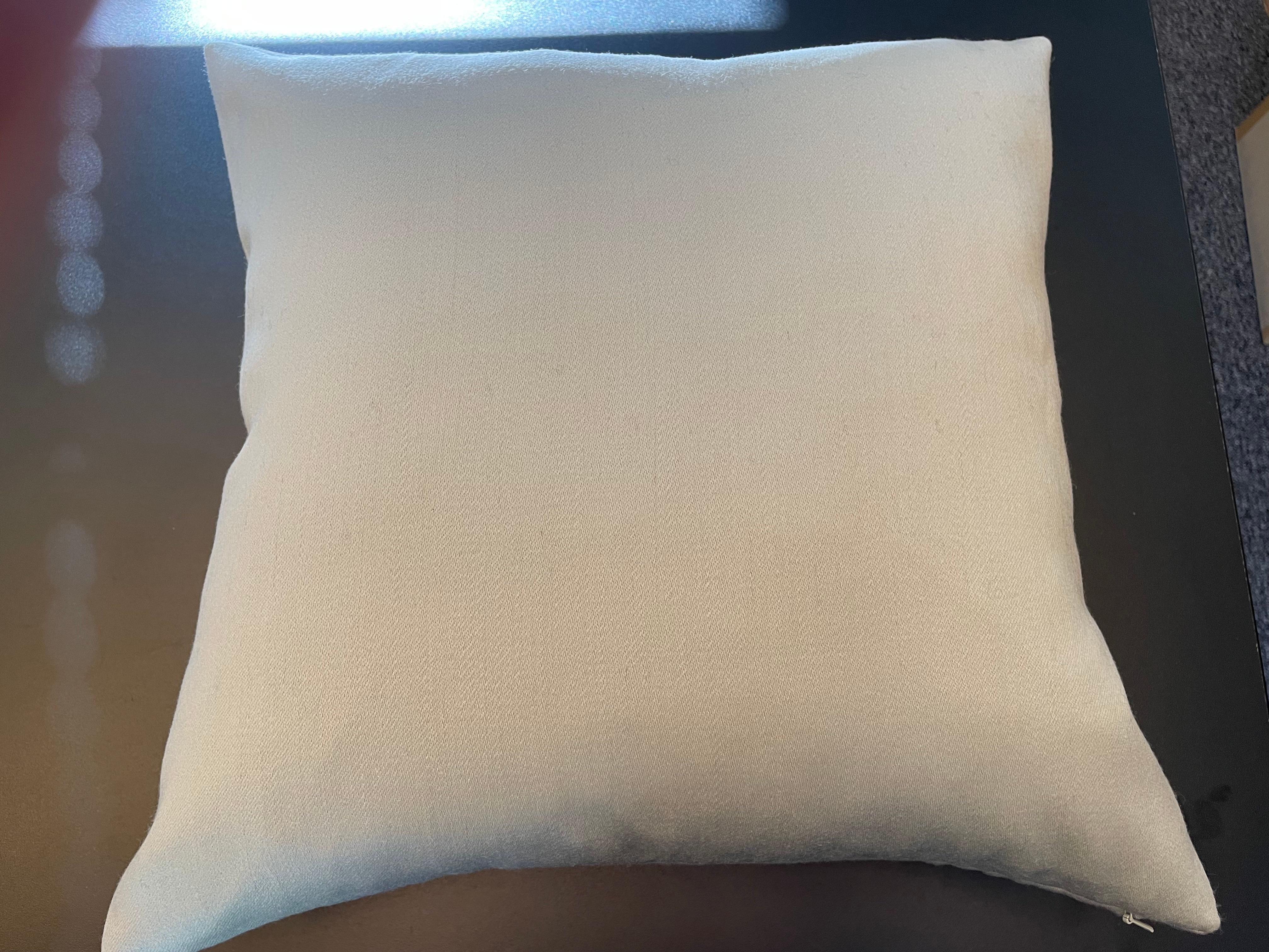 Coussin contemporain Design/One brodé à la main avec de la laine et des perles Couleur Sage en vente 6